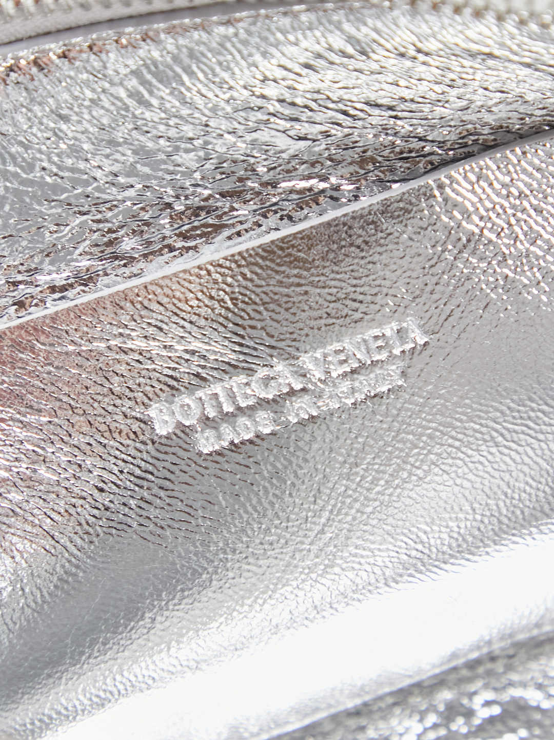 BV's new mini bag ceiling Bottegaveneta's new Concert Pouch bag is small and has a large capacity. It can hold a Pro max mobile phone. The shoulder strap is adjustable for cross-body carry and single-shoulder carry. It is very cost-effective. The latest small bag in autumn and winter has a lot of capacity. It can hold 4 short clips. I also tried it and it can hold one of my fists. It's cute and the capacity is touching. The length of the shoulder strap is adjustable. Full marks for daily commuting.
Style number: 794258
Color: silver water ripple
Size: 18.5*11.5*8.5cm photo 6