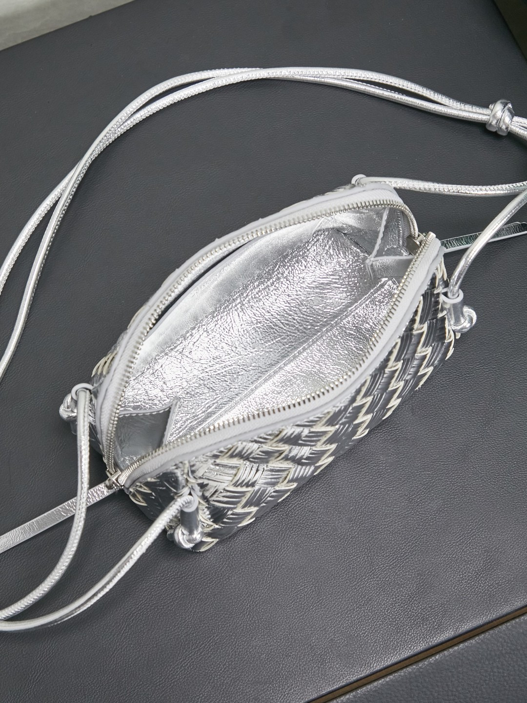 BV's new mini bag ceiling Bottegaveneta's new Concert Pouch bag is small and has a large capacity. It can hold a Pro max mobile phone. The shoulder strap is adjustable for cross-body carry and single-shoulder carry. It is very cost-effective. The latest small bag in autumn and winter has a lot of capacity. It can hold 4 short clips. I also tried it and it can hold one of my fists. It's cute and the capacity is touching. The length of the shoulder strap is adjustable. Full marks for daily commuting.
Style number: 794258
Color: silver water ripple
Size: 18.5*11.5*8.5cm photo 9