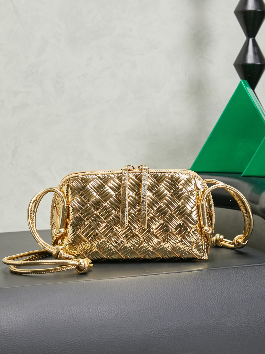 BV's new mini bag ceiling Bottegaveneta's new Concert Pouch bag is small and has a large capacity. It can hold a Pro max mobile phone. The shoulder strap is adjustable for cross-body carry and single-shoulder carry. It is very cost-effective. The latest small bag in autumn and winter has a lot of capacity. It can hold 4 short clips. I also tried it and it can hold one of my fists. It's cute and the capacity is touching. The length of the shoulder strap is adjustable. Full marks for daily commuting.
Style number: 794258
Color: golden water ripple
Size: 18.5*11.5*8.5cm