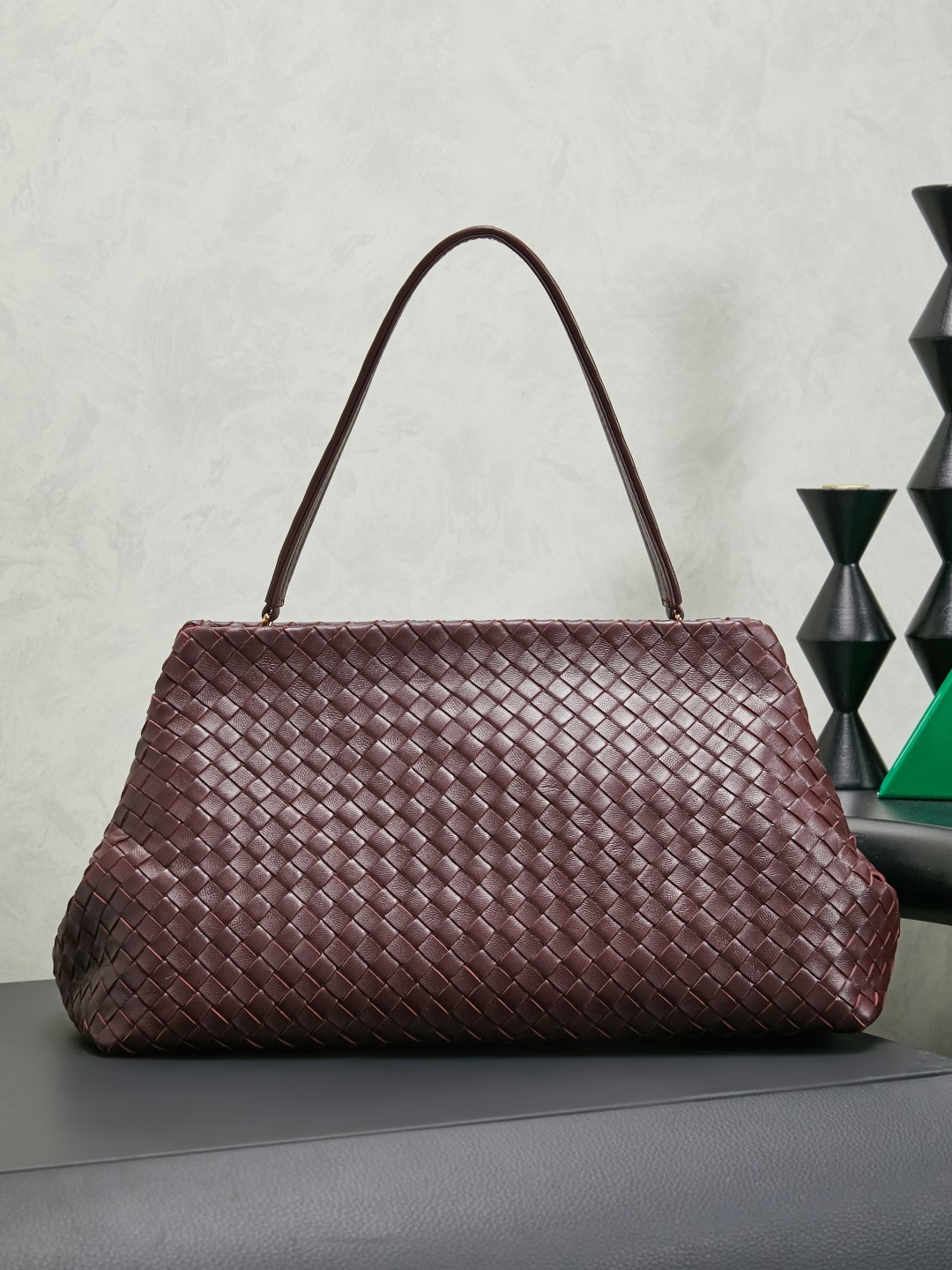 The 1998 gold clip handbag is named in tribute to the highlight of the brand's first show in Milan in 1998. It replicates the retro silhouette of the Frame Bag in the 1990s. The trapezoidal bag body is soft but not collapsed. It is made of Nappa lambskin with a dense and soft texture. The leather surface is delicate and wear-resistant. The top is opened and closed with an integrated metal square buckle. The sides are naturally slightly closed. It comes with a small mirror and the opening and closing method is calm and elegant. Minimalist design without logo, elegant and restrained, suitable for commuting or dinner, gentle and aura.
Style number: 868128
Color: dark mahogany
Size: 37*18*16cm