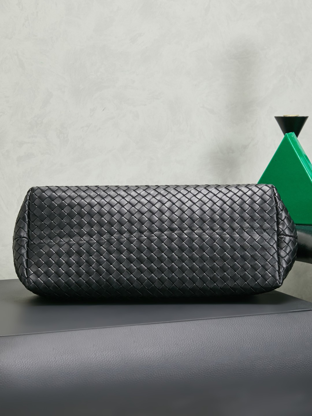 The 1998 gold clip handbag is named in tribute to the highlight of the brand's first show in Milan in 1998. It replicates the retro silhouette of the Frame Bag in the 1990s. The trapezoidal bag body is soft but not collapsed. It is made of Nappa lambskin with a dense and soft texture. The leather surface is delicate and wear-resistant. The top is opened and closed with an integrated metal square buckle. The sides are naturally slightly closed. It comes with a small mirror and the opening and closing method is calm and elegant. Minimalist design without logo, elegant and restrained, suitable for commuting or dinner, gentle and aura.
Style number: 868128
Color: black
Size: 37*18*16cm photo 2