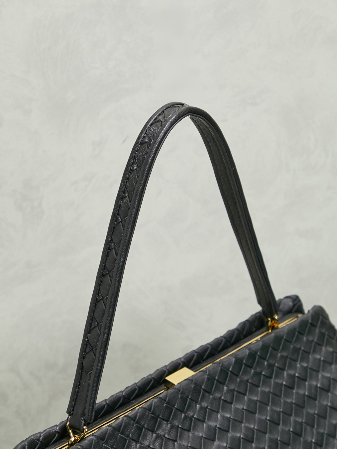 The 1998 gold clip handbag is named in tribute to the highlight of the brand's first show in Milan in 1998. It replicates the retro silhouette of the Frame Bag in the 1990s. The trapezoidal bag body is soft but not collapsed. It is made of Nappa lambskin with a dense and soft texture. The leather surface is delicate and wear-resistant. The top is opened and closed with an integrated metal square buckle. The sides are naturally slightly closed. It comes with a small mirror and the opening and closing method is calm and elegant. Minimalist design without logo, elegant and restrained, suitable for commuting or dinner, gentle and aura.
Style number: 868128
Color: black
Size: 37*18*16cm photo 5
