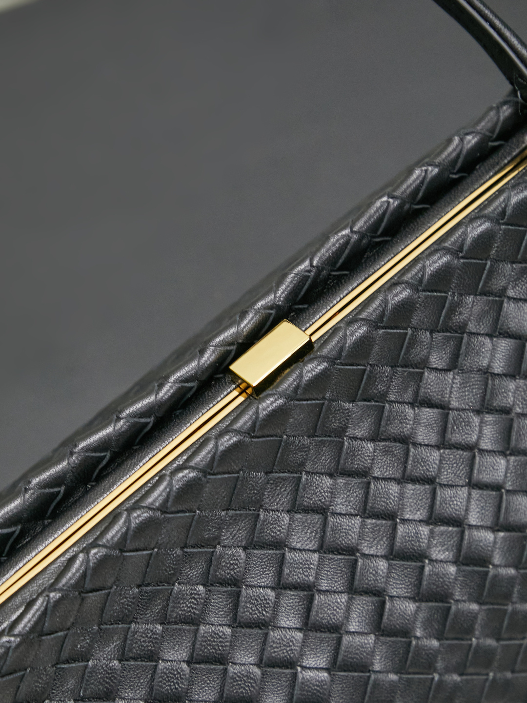 The 1998 gold clip handbag is named in tribute to the highlight of the brand's first show in Milan in 1998. It replicates the retro silhouette of the Frame Bag in the 1990s. The trapezoidal bag body is soft but not collapsed. It is made of Nappa lambskin with a dense and soft texture. The leather surface is delicate and wear-resistant. The top is opened and closed with an integrated metal square buckle. The sides are naturally slightly closed. It comes with a small mirror and the opening and closing method is calm and elegant. Minimalist design without logo, elegant and restrained, suitable for commuting or dinner, gentle and aura.
Style number: 868128
Color: black
Size: 37*18*16cm photo 6