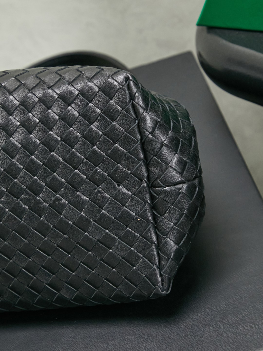 The 1998 gold clip handbag is named in tribute to the highlight of the brand's first show in Milan in 1998. It replicates the retro silhouette of the Frame Bag in the 1990s. The trapezoidal bag body is soft but not collapsed. It is made of Nappa lambskin with a dense and soft texture. The leather surface is delicate and wear-resistant. The top is opened and closed with an integrated metal square buckle. The sides are naturally slightly closed. It comes with a small mirror and the opening and closing method is calm and elegant. Minimalist design without logo, elegant and restrained, suitable for commuting or dinner, gentle and aura.
Style number: 868128
Color: black
Size: 37*18*16cm photo 7