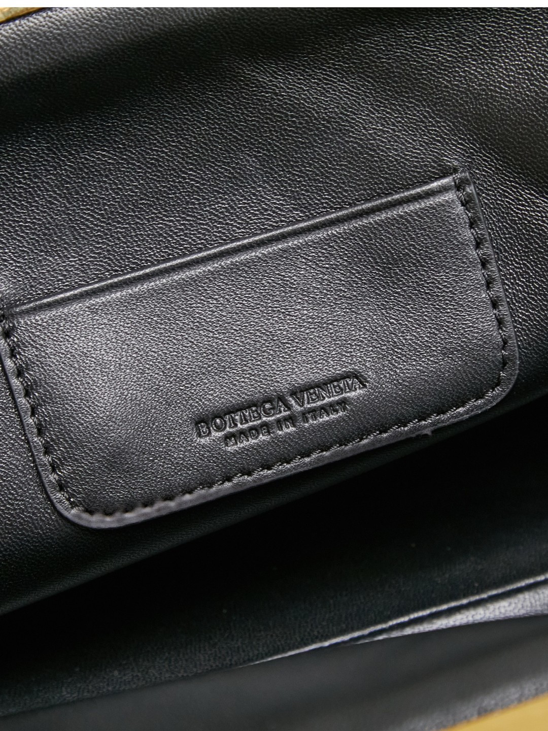 The 1998 gold clip handbag is named in tribute to the highlight of the brand's first show in Milan in 1998. It replicates the retro silhouette of the Frame Bag in the 1990s. The trapezoidal bag body is soft but not collapsed. It is made of Nappa lambskin with a dense and soft texture. The leather surface is delicate and wear-resistant. The top is opened and closed with an integrated metal square buckle. The sides are naturally slightly closed. It comes with a small mirror and the opening and closing method is calm and elegant. Minimalist design without logo, elegant and restrained, suitable for commuting or dinner, gentle and aura.
Style number: 868128
Color: black
Size: 37*18*16cm photo 8