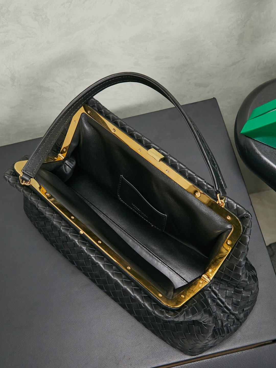 The 1998 gold clip handbag is named in tribute to the highlight of the brand's first show in Milan in 1998. It replicates the retro silhouette of the Frame Bag in the 1990s. The trapezoidal bag body is soft but not collapsed. It is made of Nappa lambskin with a dense and soft texture. The leather surface is delicate and wear-resistant. The top is opened and closed with an integrated metal square buckle. The sides are naturally slightly closed. It comes with a small mirror and the opening and closing method is calm and elegant. Minimalist design without logo, elegant and restrained, suitable for commuting or dinner, gentle and aura.
Style number: 868128
Color: black
Size: 37*18*16cm photo 9