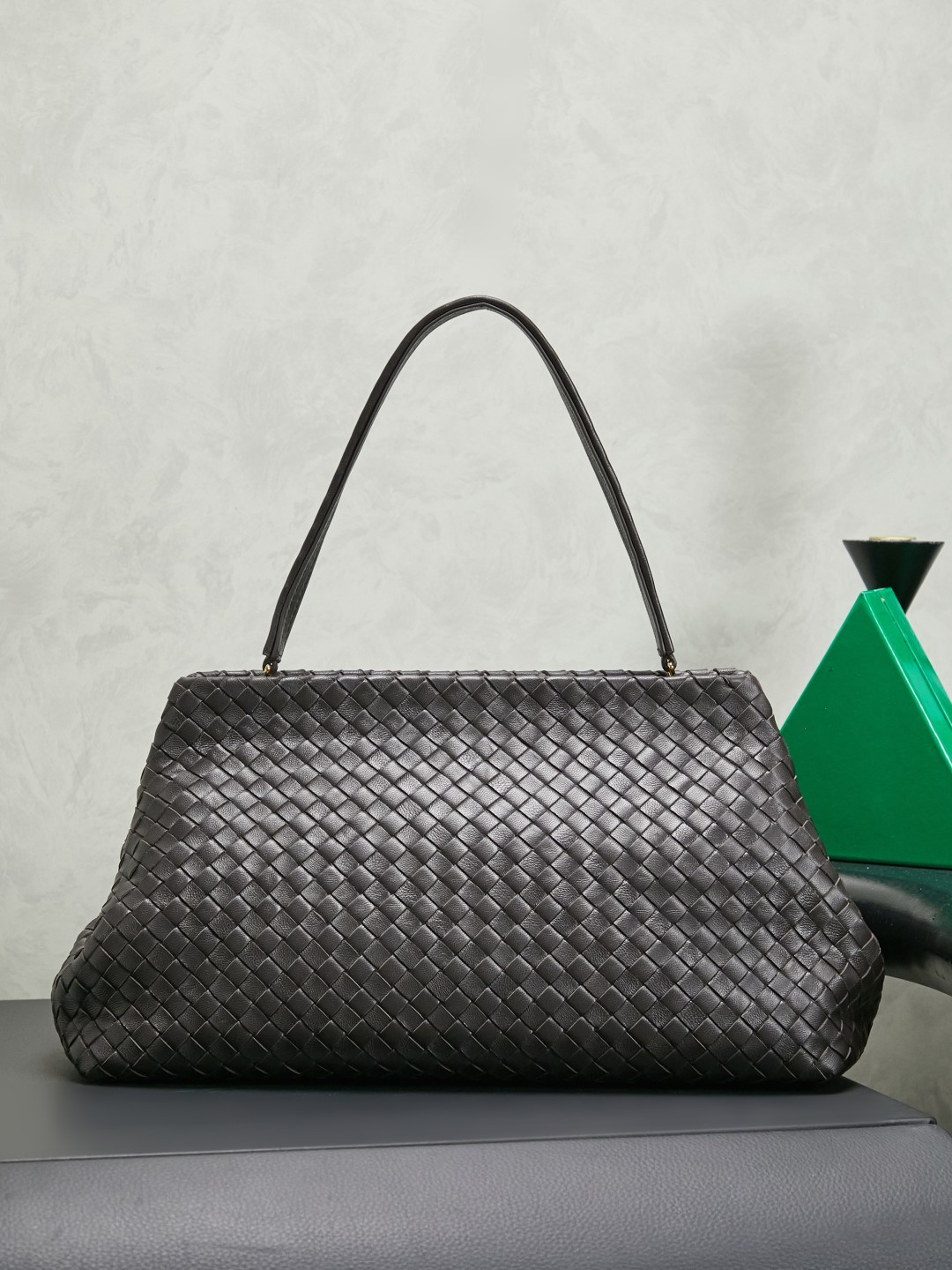 The 1998 gold clip handbag is named in tribute to the highlight of the brand's first show in Milan in 1998. It replicates the retro silhouette of the Frame Bag in the 1990s. The trapezoidal bag body is soft but not collapsed. It is made of Nappa lambskin with a dense and soft texture. The leather surface is delicate and wear-resistant. The top is opened and closed with an integrated metal square buckle. The sides are naturally slightly closed. It comes with a small mirror and the opening and closing method is calm and elegant. Minimalist design without logo, elegant and restrained, suitable for commuting or dinner, gentle and aura.
Style number: 868128
Color: chocolate brown
Size: 37*18*16cm
