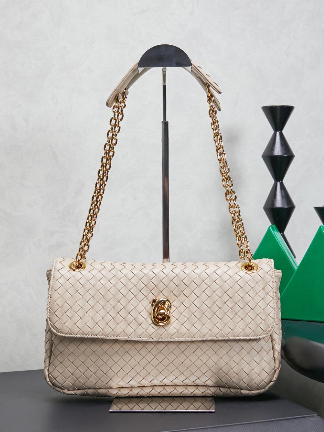 BOTTEGA VENETA's new Madison, derived from the street name of the brand's first store in New York, has its own retro heritage✨
We select soft, waxy and lightweight lambskin, which is as smooth as butter. The classic brand woven pattern is low-key, and the knot-inspired twist lock is matched with brass texture, which is refined and unobtrusive! The sliding cross-body chain strap is paired with a leather shoulder pad, making it comfortable to wear on one shoulder without straining. What strikes me the most is the memory flap, which is soft and can be adjusted to the shape of the bag. You can spread it out on your back if you want to be lazy and casual, or put it away if you want to be neat and capable. There are N ways to carry this bag! The interior is made of soft and waxy sheep leather, with a main compartment + zipper pocket design. It can easily hold mobile phones, compacts, and keys for daily commuting. It takes into account both appearance and practicality, and it understands the needs of working people.
Style number: 876648
Color: light brown
Size: 27*16*6cm