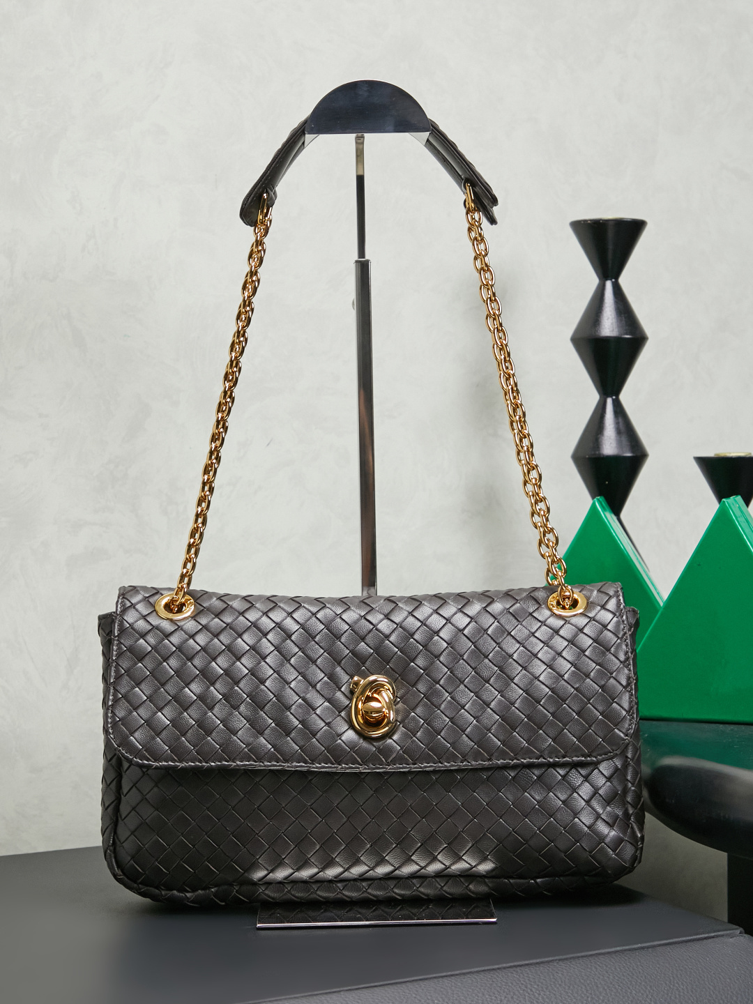 BOTTEGA VENETA's new Madison, derived from the street name of the brand's first store in New York, has its own retro heritage✨
We select soft, waxy and lightweight lambskin, which is as smooth as butter. The classic brand woven pattern is low-key, and the knot-inspired twist lock is matched with brass texture, which is refined and unobtrusive! The sliding cross-body chain strap is paired with a leather shoulder pad, making it comfortable to wear on one shoulder without straining. What strikes me the most is the memory flap, which is soft and can be adjusted to the shape of the bag. You can spread it out on your back if you want to be lazy and casual, or put it away if you want to be neat and capable. There are N ways to carry this bag! The interior is made of soft and waxy sheep leather, with a main compartment + zipper pocket design. It can easily hold mobile phones, compacts, and keys for daily commuting. It takes into account both appearance and practicality, and it understands the needs of working people.
Style number: 876648
Color: black brown
Size: 27*16*6cm