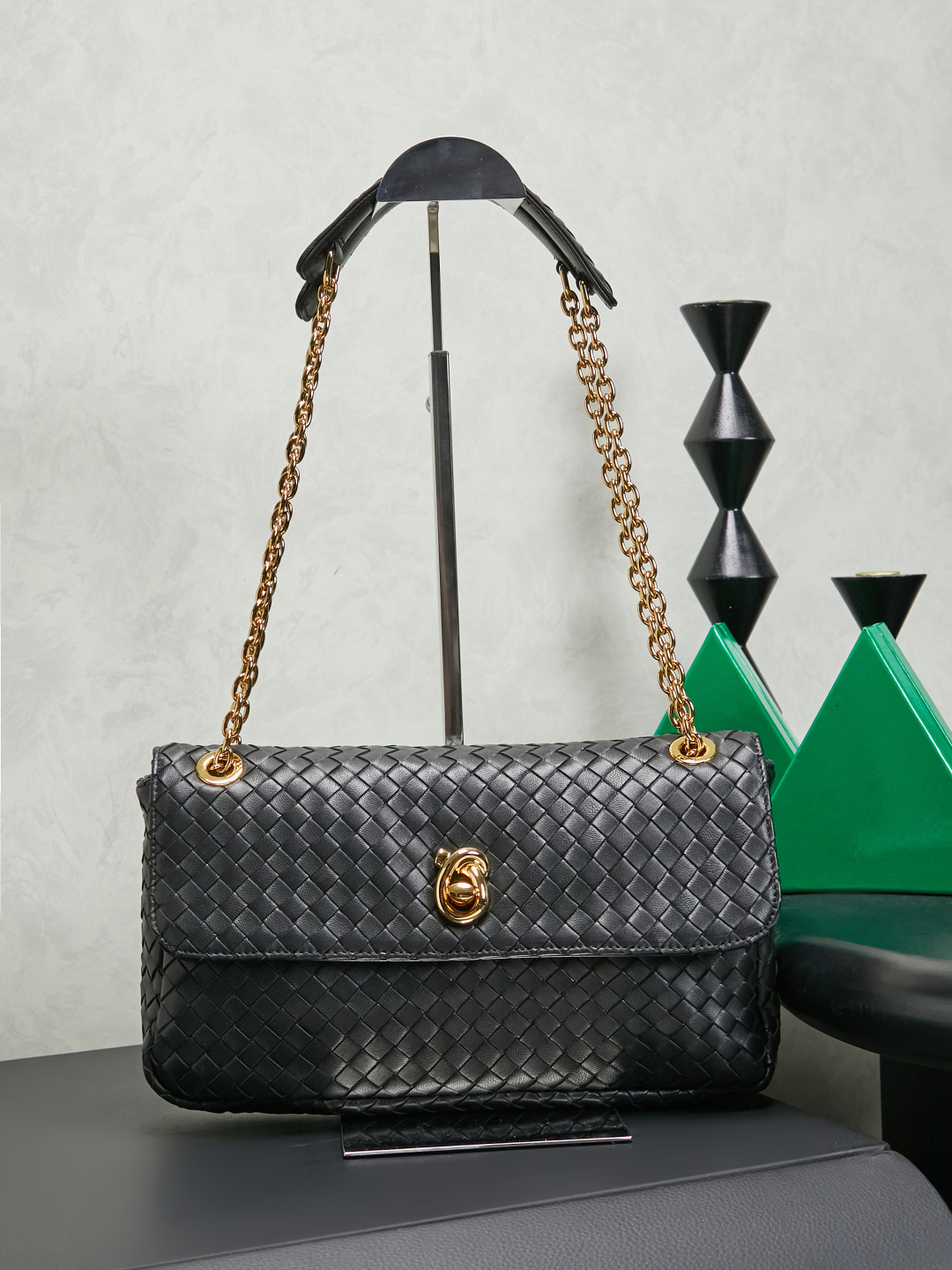 BOTTEGA VENETA's new Madison, derived from the street name of the brand's first store in New York, has its own retro heritage✨
We select soft, waxy and lightweight lambskin, which is as smooth as butter. The classic brand woven pattern is low-key, and the knot-inspired twist lock is matched with brass texture, which is refined and unobtrusive! The sliding cross-body chain strap is paired with a leather shoulder pad, making it comfortable to wear on one shoulder without straining. What strikes me the most is the memory flap, which is soft and can be adjusted to the shape of the bag. You can spread it out on your back if you want to be lazy and casual, or put it away if you want to be neat and capable. There are N ways to carry this bag! The interior is made of soft and waxy sheep leather, with a main compartment + zipper pocket design. It can easily hold mobile phones, compacts, and keys for daily commuting. It takes into account both appearance and practicality, and it understands the needs of working people.
Style number: 876648
Color: black
Size: 27*16*6cm