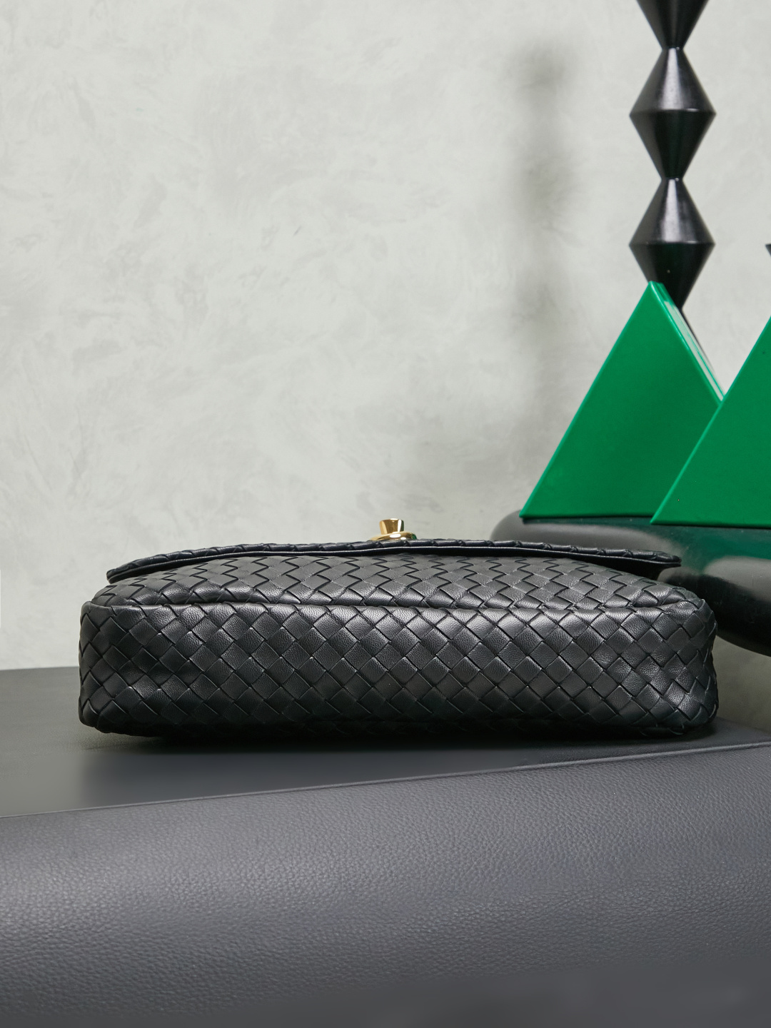 BOTTEGA VENETA's new Madison, derived from the street name of the brand's first store in New York, has its own retro heritage✨
We select soft, waxy and lightweight lambskin, which is as smooth as butter. The classic brand woven pattern is low-key, and the knot-inspired twist lock is matched with brass texture, which is refined and unobtrusive! The sliding cross-body chain strap is paired with a leather shoulder pad, making it comfortable to wear on one shoulder without straining. What strikes me the most is the memory flap, which is soft and can be adjusted to the shape of the bag. You can spread it out on your back if you want to be lazy and casual, or put it away if you want to be neat and capable. There are N ways to carry this bag! The interior is made of soft and waxy sheep leather, with a main compartment + zipper pocket design. It can easily hold mobile phones, compacts, and keys for daily commuting. It takes into account both appearance and practicality, and it understands the needs of working people.
Style number: 876648
Color: black
Size: 27*16*6cm photo 2