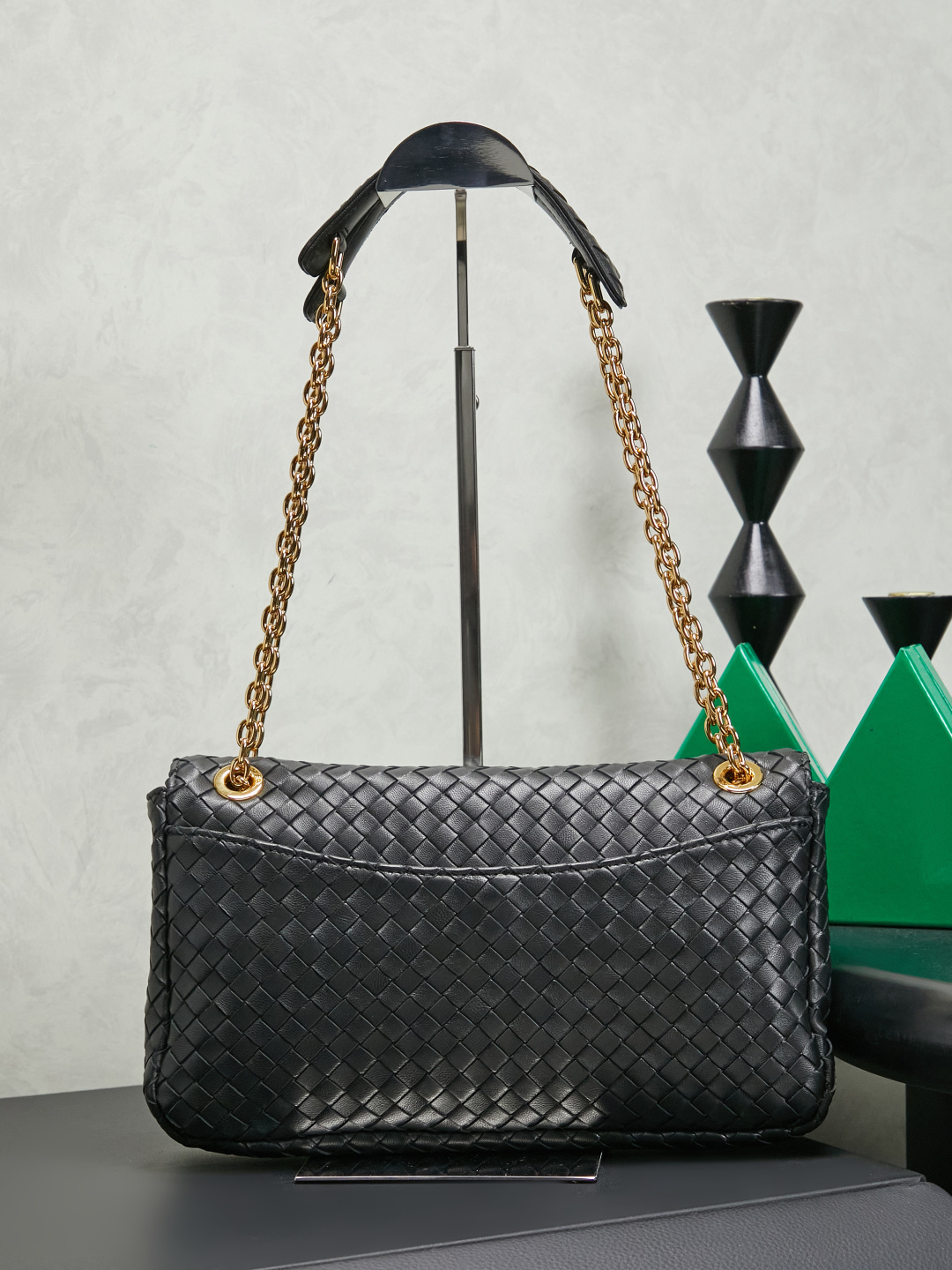 BOTTEGA VENETA's new Madison, derived from the street name of the brand's first store in New York, has its own retro heritage✨
We select soft, waxy and lightweight lambskin, which is as smooth as butter. The classic brand woven pattern is low-key, and the knot-inspired twist lock is matched with brass texture, which is refined and unobtrusive! The sliding cross-body chain strap is paired with a leather shoulder pad, making it comfortable to wear on one shoulder without straining. What strikes me the most is the memory flap, which is soft and can be adjusted to the shape of the bag. You can spread it out on your back if you want to be lazy and casual, or put it away if you want to be neat and capable. There are N ways to carry this bag! The interior is made of soft and waxy sheep leather, with a main compartment + zipper pocket design. It can easily hold mobile phones, compacts, and keys for daily commuting. It takes into account both appearance and practicality, and it understands the needs of working people.
Style number: 876648
Color: black
Size: 27*16*6cm photo 3