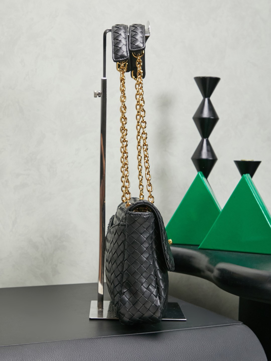BOTTEGA VENETA's new Madison, derived from the street name of the brand's first store in New York, has its own retro heritage✨
We select soft, waxy and lightweight lambskin, which is as smooth as butter. The classic brand woven pattern is low-key, and the knot-inspired twist lock is matched with brass texture, which is refined and unobtrusive! The sliding cross-body chain strap is paired with a leather shoulder pad, making it comfortable to wear on one shoulder without straining. What strikes me the most is the memory flap, which is soft and can be adjusted to the shape of the bag. You can spread it out on your back if you want to be lazy and casual, or put it away if you want to be neat and capable. There are N ways to carry this bag! The interior is made of soft and waxy sheep leather, with a main compartment + zipper pocket design. It can easily hold mobile phones, compacts, and keys for daily commuting. It takes into account both appearance and practicality, and it understands the needs of working people.
Style number: 876648
Color: black
Size: 27*16*6cm photo 4