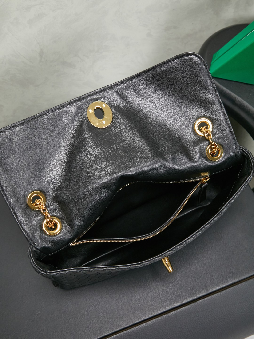 BOTTEGA VENETA's new Madison, derived from the street name of the brand's first store in New York, has its own retro heritage✨
We select soft, waxy and lightweight lambskin, which is as smooth as butter. The classic brand woven pattern is low-key, and the knot-inspired twist lock is matched with brass texture, which is refined and unobtrusive! The sliding cross-body chain strap is paired with a leather shoulder pad, making it comfortable to wear on one shoulder without straining. What strikes me the most is the memory flap, which is soft and can be adjusted to the shape of the bag. You can spread it out on your back if you want to be lazy and casual, or put it away if you want to be neat and capable. There are N ways to carry this bag! The interior is made of soft and waxy sheep leather, with a main compartment + zipper pocket design. It can easily hold mobile phones, compacts, and keys for daily commuting. It takes into account both appearance and practicality, and it understands the needs of working people.
Style number: 876648
Color: black
Size: 27*16*6cm photo 5