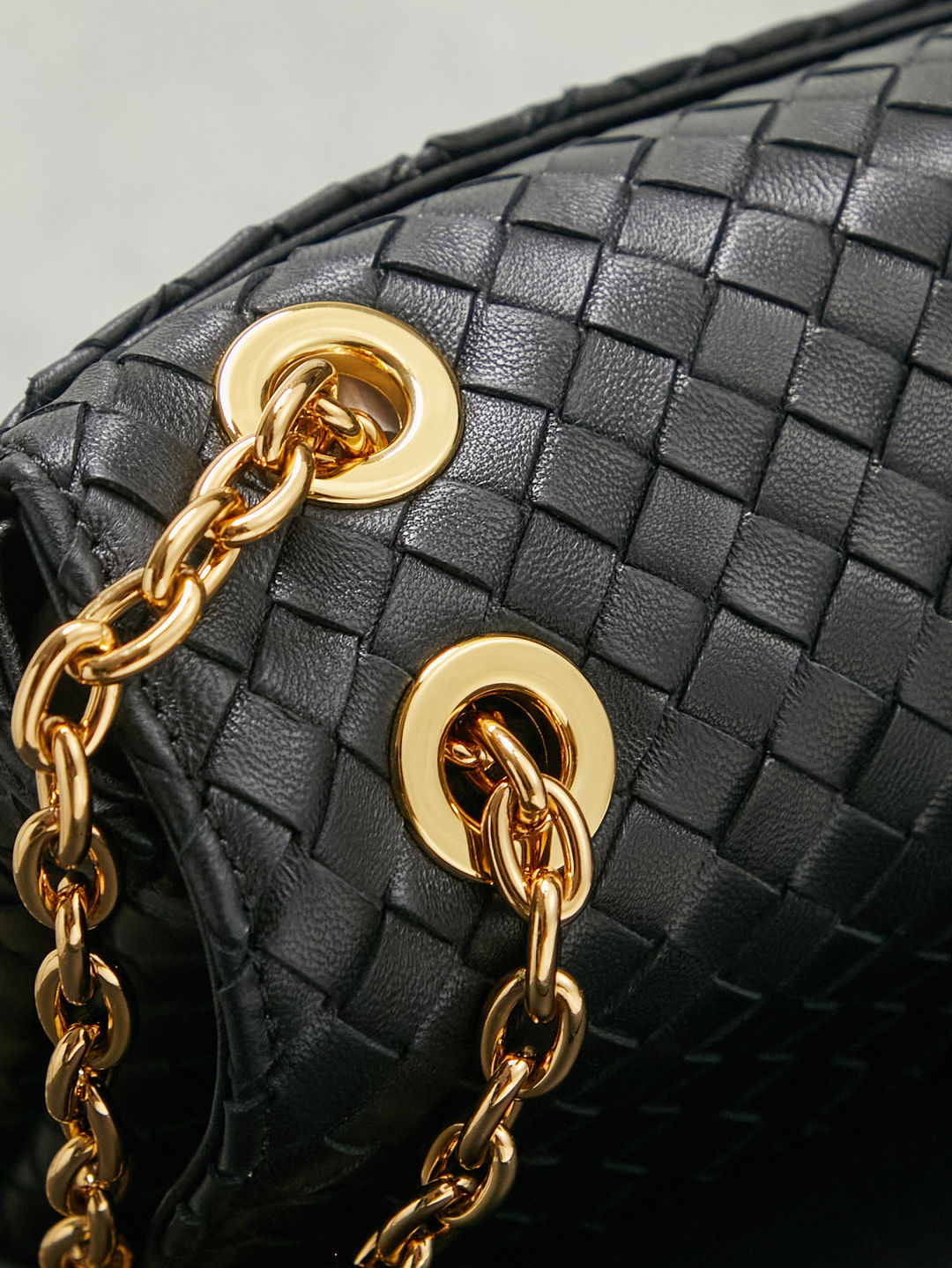 BOTTEGA VENETA's new Madison, derived from the street name of the brand's first store in New York, has its own retro heritage✨
We select soft, waxy and lightweight lambskin, which is as smooth as butter. The classic brand woven pattern is low-key, and the knot-inspired twist lock is matched with brass texture, which is refined and unobtrusive! The sliding cross-body chain strap is paired with a leather shoulder pad, making it comfortable to wear on one shoulder without straining. What strikes me the most is the memory flap, which is soft and can be adjusted to the shape of the bag. You can spread it out on your back if you want to be lazy and casual, or put it away if you want to be neat and capable. There are N ways to carry this bag! The interior is made of soft and waxy sheep leather, with a main compartment + zipper pocket design. It can easily hold mobile phones, compacts, and keys for daily commuting. It takes into account both appearance and practicality, and it understands the needs of working people.
Style number: 876648
Color: black
Size: 27*16*6cm photo 6
