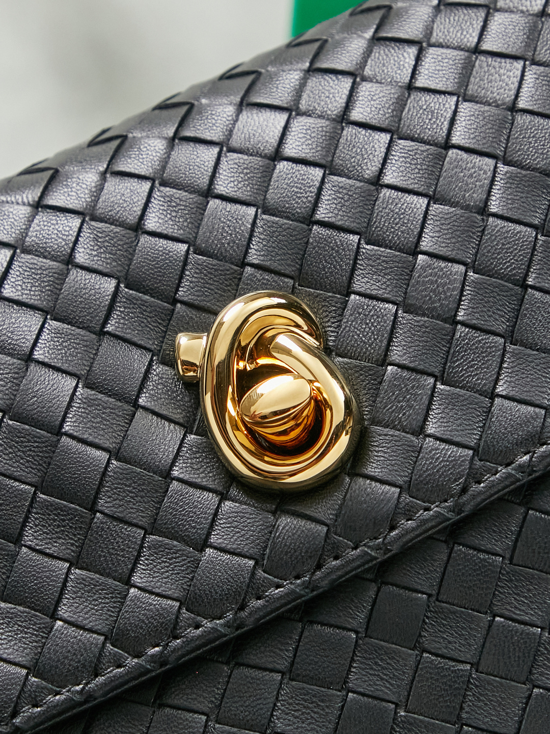 BOTTEGA VENETA's new Madison, derived from the street name of the brand's first store in New York, has its own retro heritage✨
We select soft, waxy and lightweight lambskin, which is as smooth as butter. The classic brand woven pattern is low-key, and the knot-inspired twist lock is matched with brass texture, which is refined and unobtrusive! The sliding cross-body chain strap is paired with a leather shoulder pad, making it comfortable to wear on one shoulder without straining. What strikes me the most is the memory flap, which is soft and can be adjusted to the shape of the bag. You can spread it out on your back if you want to be lazy and casual, or put it away if you want to be neat and capable. There are N ways to carry this bag! The interior is made of soft and waxy sheep leather, with a main compartment + zipper pocket design. It can easily hold mobile phones, compacts, and keys for daily commuting. It takes into account both appearance and practicality, and it understands the needs of working people.
Style number: 876648
Color: black
Size: 27*16*6cm photo 7