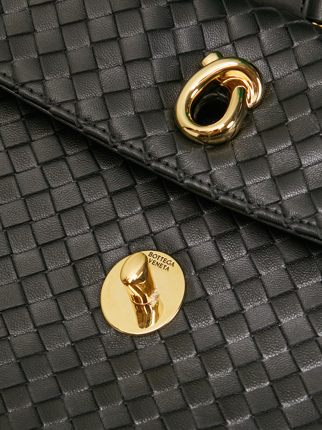 BOTTEGA VENETA's new Madison, derived from the street name of the brand's first store in New York, has its own retro heritage✨
We select soft, waxy and lightweight lambskin, which is as smooth as butter. The classic brand woven pattern is low-key, and the knot-inspired twist lock is matched with brass texture, which is refined and unobtrusive! The sliding cross-body chain strap is paired with a leather shoulder pad, making it comfortable to wear on one shoulder without straining. What strikes me the most is the memory flap, which is soft and can be adjusted to the shape of the bag. You can spread it out on your back if you want to be lazy and casual, or put it away if you want to be neat and capable. There are N ways to carry this bag! The interior is made of soft and waxy sheep leather, with a main compartment + zipper pocket design. It can easily hold mobile phones, compacts, and keys for daily commuting. It takes into account both appearance and practicality, and it understands the needs of working people.
Style number: 876648
Color: black
Size: 27*16*6cm photo 8
