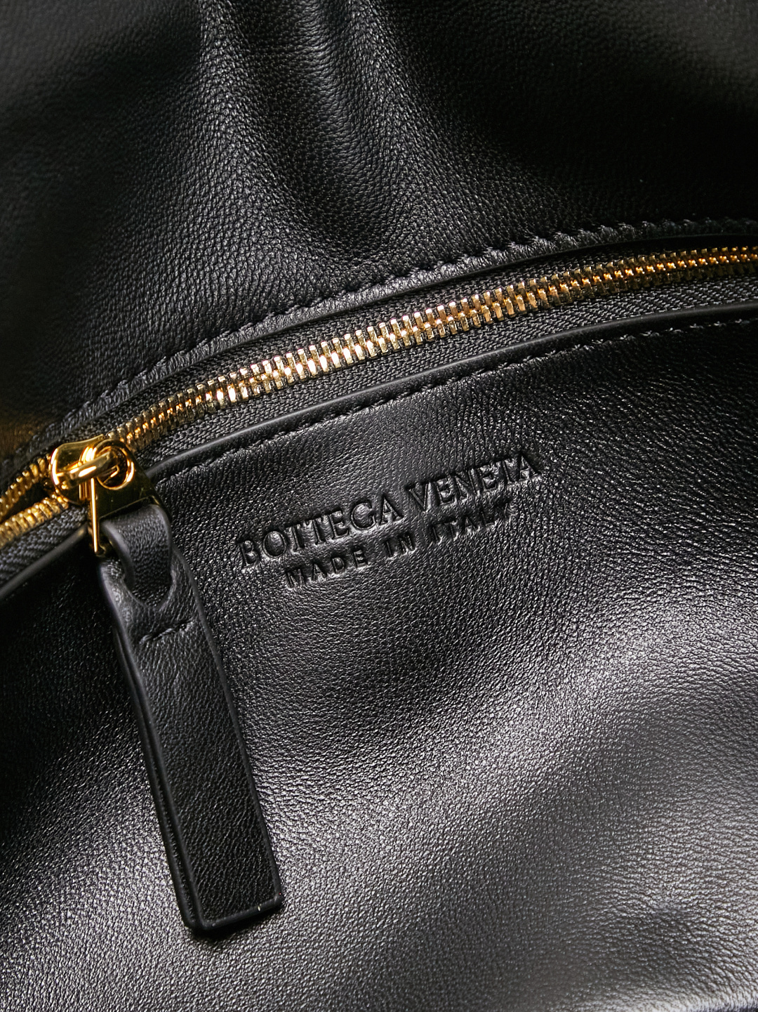 BOTTEGA VENETA's new Madison, derived from the street name of the brand's first store in New York, has its own retro heritage✨
We select soft, waxy and lightweight lambskin, which is as smooth as butter. The classic brand woven pattern is low-key, and the knot-inspired twist lock is matched with brass texture, which is refined and unobtrusive! The sliding cross-body chain strap is paired with a leather shoulder pad, making it comfortable to wear on one shoulder without straining. What strikes me the most is the memory flap, which is soft and can be adjusted to the shape of the bag. You can spread it out on your back if you want to be lazy and casual, or put it away if you want to be neat and capable. There are N ways to carry this bag! The interior is made of soft and waxy sheep leather, with a main compartment + zipper pocket design. It can easily hold mobile phones, compacts, and keys for daily commuting. It takes into account both appearance and practicality, and it understands the needs of working people.
Style number: 876648
Color: black
Size: 27*16*6cm photo 9