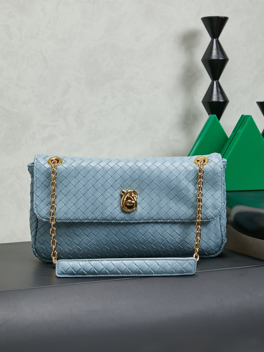 BOTTEGA VENETA's new Madison, derived from the street name of the brand's first store in New York, has its own retro heritage✨
We select soft, waxy and lightweight lambskin, which is as smooth as butter. The classic brand woven pattern is low-key, and the knot-inspired twist lock is matched with brass texture, which is refined and unobtrusive! The sliding cross-body chain strap is paired with a leather shoulder pad, making it comfortable to wear on one shoulder without straining. What strikes me the most is the memory flap, which is soft and can be adjusted to the shape of the bag. You can spread it out on your back if you want to be lazy and casual, or put it away if you want to be neat and capable. There are N ways to carry this bag! The interior is made of soft and waxy sheep leather, with a main compartment + zipper pocket design. It can easily hold mobile phones, compacts, and keys for daily commuting. It takes into account both appearance and practicality, and it understands the needs of working people.
Style number: 876648
Color: crystal blue
Size: 27*16*6cm