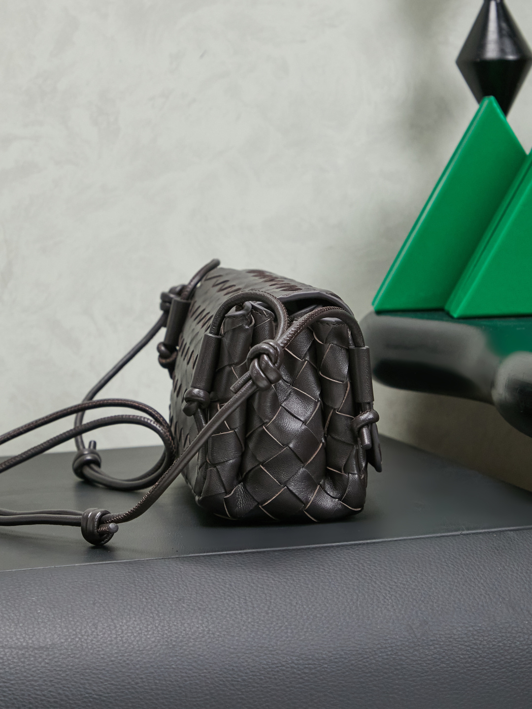 Bottega Veneta's new early spring products are here◍˃ᵕ˂◍ The super cute little bag captures my heart every time. This simple little bag that can be carried on the back at any time is really convenient. The surprise of this Notturno clutch lies in the three independent spaces inside. Babies with a lot of belongings must be able to sympathize with the tiring feeling of searching for a long time every time to find something. This divided zone design simply captures my heart.
Style number: 843893
Size: 21*11*9cm
Color: Chocolate photo 1