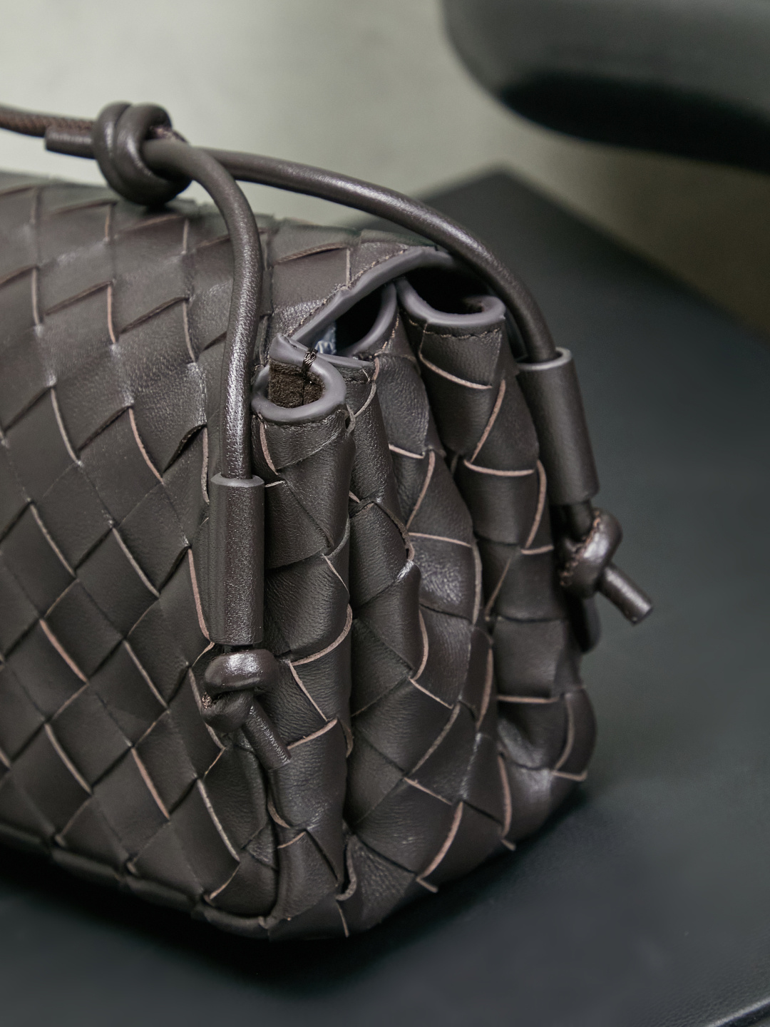 Bottega Veneta's new early spring products are here◍˃ᵕ˂◍ The super cute little bag captures my heart every time. This simple little bag that can be carried on the back at any time is really convenient. The surprise of this Notturno clutch lies in the three independent spaces inside. Babies with a lot of belongings must be able to sympathize with the tiring feeling of searching for a long time every time to find something. This divided zone design simply captures my heart.
Style number: 843893
Size: 21*11*9cm
Color: Chocolate photo 2