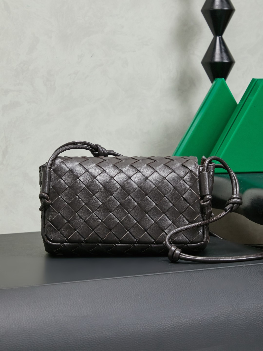 Bottega Veneta's new early spring products are here◍˃ᵕ˂◍ The super cute little bag captures my heart every time. This simple little bag that can be carried on the back at any time is really convenient. The surprise of this Notturno clutch lies in the three independent spaces inside. Babies with a lot of belongings must be able to sympathize with the tiring feeling of searching for a long time every time to find something. This divided zone design simply captures my heart.
Style number: 843893
Size: 21*11*9cm
Color: Chocolate photo 3