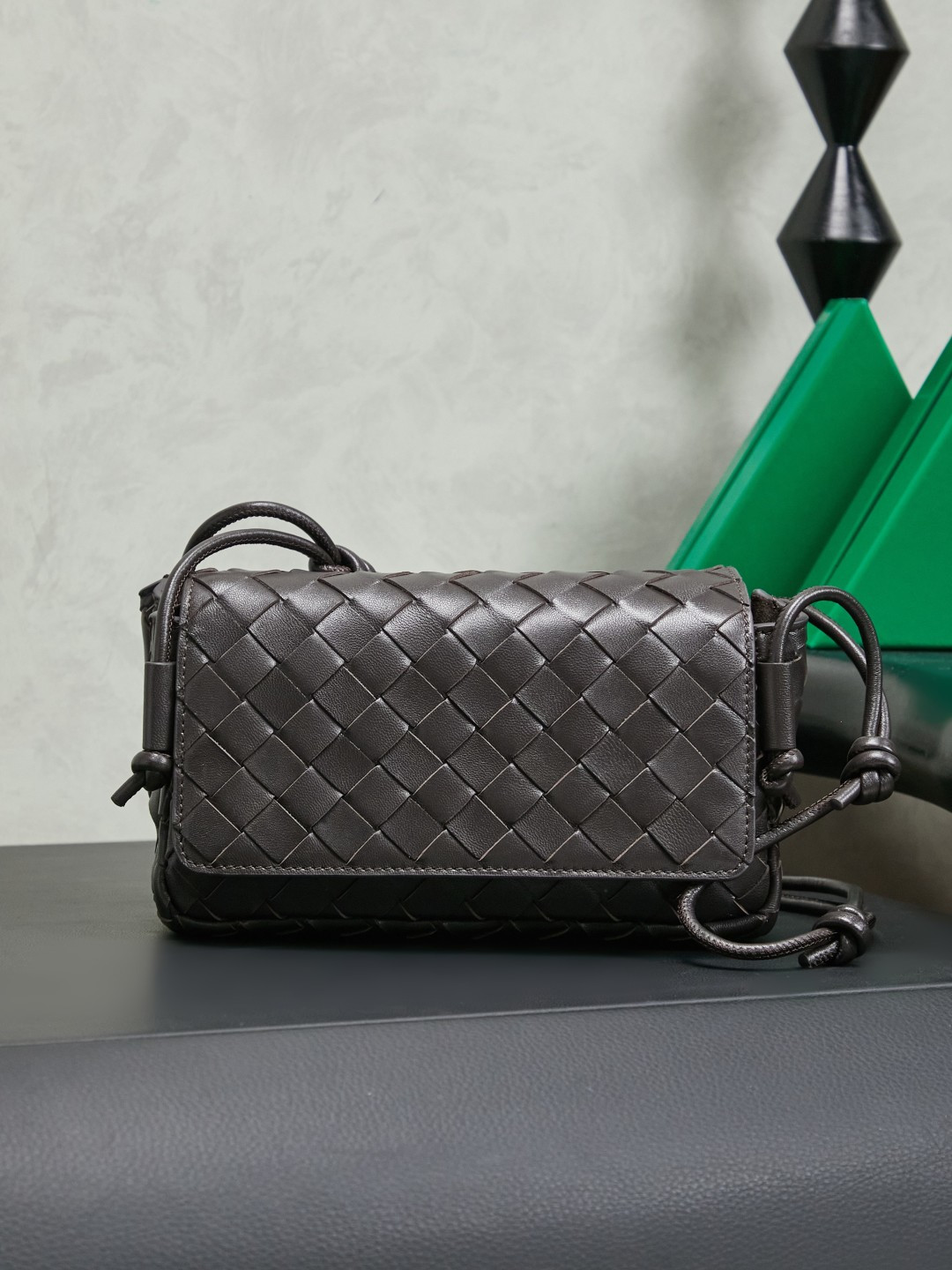 Bottega Veneta's new early spring products are here◍˃ᵕ˂◍ The super cute little bag captures my heart every time. This simple little bag that can be carried on the back at any time is really convenient. The surprise of this Notturno clutch lies in the three independent spaces inside. Babies with a lot of belongings must be able to sympathize with the tiring feeling of searching for a long time every time to find something. This divided zone design simply captures my heart.
Style number: 843893
Size: 21*11*9cm
Color: Chocolate