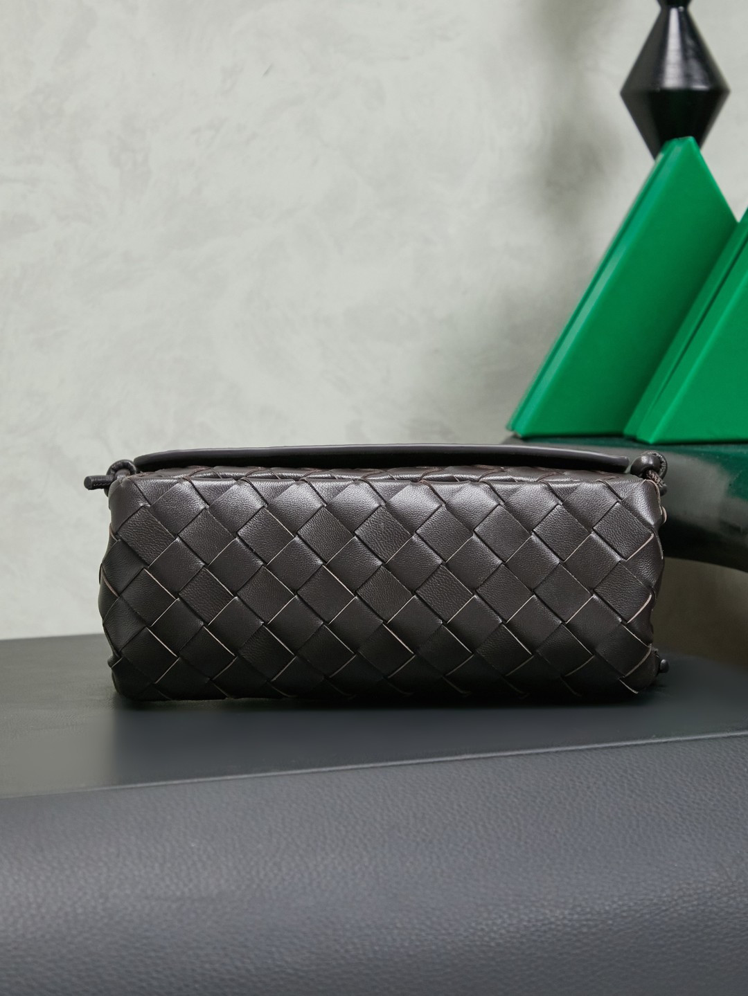 Bottega Veneta's new early spring products are here◍˃ᵕ˂◍ The super cute little bag captures my heart every time. This simple little bag that can be carried on the back at any time is really convenient. The surprise of this Notturno clutch lies in the three independent spaces inside. Babies with a lot of belongings must be able to sympathize with the tiring feeling of searching for a long time every time to find something. This divided zone design simply captures my heart.
Style number: 843893
Size: 21*11*9cm
Color: Chocolate photo 5