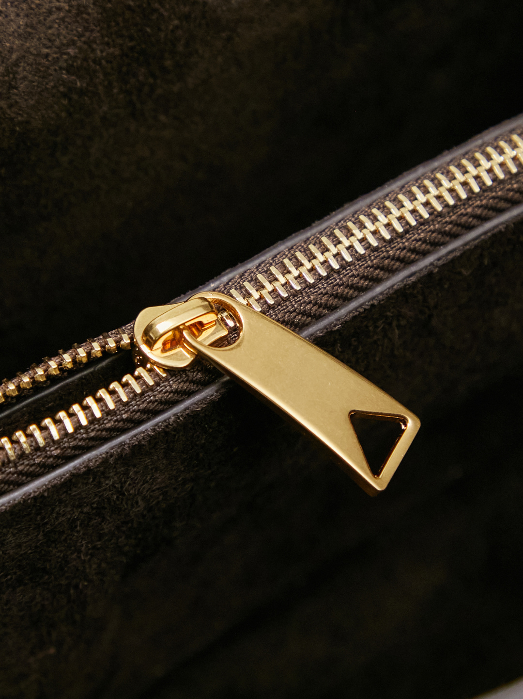 Bottega Veneta's new early spring products are here◍˃ᵕ˂◍ The super cute little bag captures my heart every time. This simple little bag that can be carried on the back at any time is really convenient. The surprise of this Notturno clutch lies in the three independent spaces inside. Babies with a lot of belongings must be able to sympathize with the tiring feeling of searching for a long time every time to find something. This divided zone design simply captures my heart.
Style number: 843893
Size: 21*11*9cm
Color: Chocolate photo 6