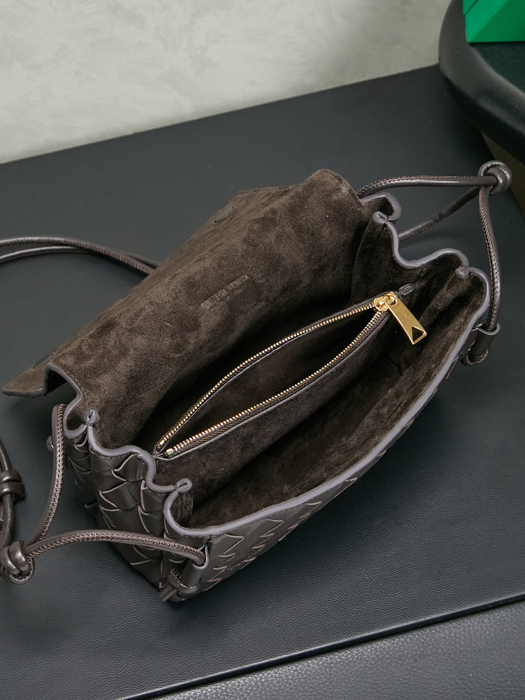 Bottega Veneta's new early spring products are here◍˃ᵕ˂◍ The super cute little bag captures my heart every time. This simple little bag that can be carried on the back at any time is really convenient. The surprise of this Notturno clutch lies in the three independent spaces inside. Babies with a lot of belongings must be able to sympathize with the tiring feeling of searching for a long time every time to find something. This divided zone design simply captures my heart.
Style number: 843893
Size: 21*11*9cm
Color: Chocolate photo 8