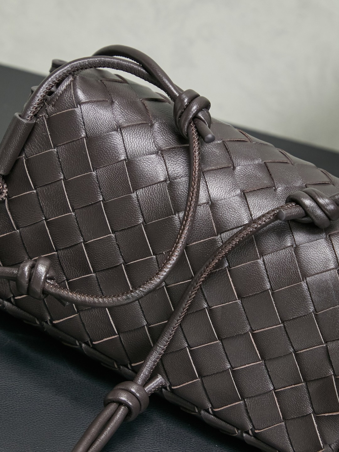 Bottega Veneta's new early spring products are here◍˃ᵕ˂◍ The super cute little bag captures my heart every time. This simple little bag that can be carried on the back at any time is really convenient. The surprise of this Notturno clutch lies in the three independent spaces inside. Babies with a lot of belongings must be able to sympathize with the tiring feeling of searching for a long time every time to find something. This divided zone design simply captures my heart.
Style number: 843893
Size: 21*11*9cm
Color: Chocolate photo 9