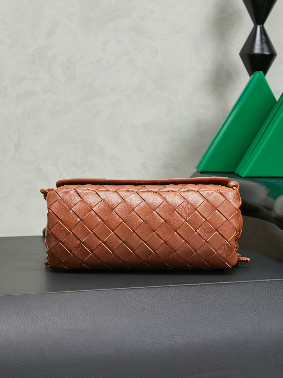 Bottega Veneta's new early spring products are here◍˃ᵕ˂◍ The super cute little bag captures my heart every time. This simple little bag that can be carried on the back at any time is really convenient. The surprise of this Notturno clutch lies in the three independent spaces inside. Babies with a lot of belongings must be able to sympathize with the tiring feeling of searching for a long time every time to find something. This divided zone design simply captures my heart.
Style number: 843893
Size: 21*11*9cm
Color: Amber photo 1