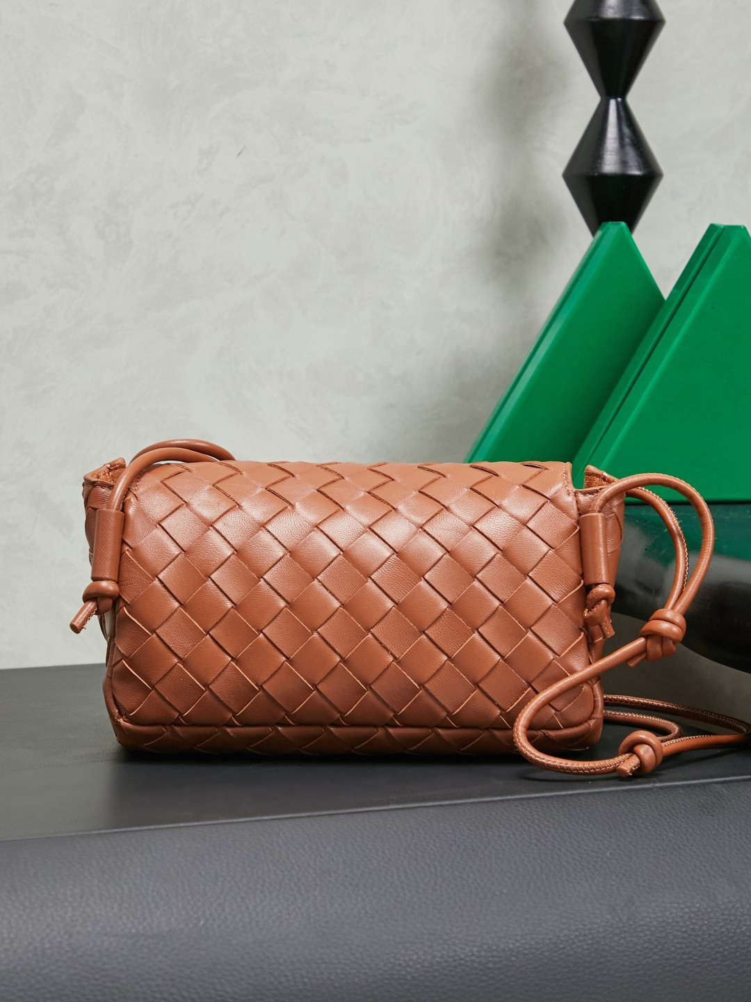 Bottega Veneta's new early spring products are here◍˃ᵕ˂◍ The super cute little bag captures my heart every time. This simple little bag that can be carried on the back at any time is really convenient. The surprise of this Notturno clutch lies in the three independent spaces inside. Babies with a lot of belongings must be able to sympathize with the tiring feeling of searching for a long time every time to find something. This divided zone design simply captures my heart.
Style number: 843893
Size: 21*11*9cm
Color: Amber photo 2