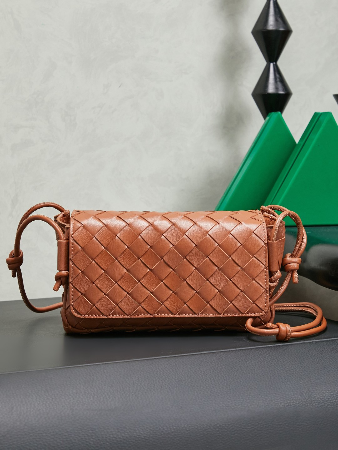 Bottega Veneta's new early spring products are here◍˃ᵕ˂◍ The super cute little bag captures my heart every time. This simple little bag that can be carried on the back at any time is really convenient. The surprise of this Notturno clutch lies in the three independent spaces inside. Babies with a lot of belongings must be able to sympathize with the tiring feeling of searching for a long time every time to find something. This divided zone design simply captures my heart.
Style number: 843893
Size: 21*11*9cm
Color: Amber