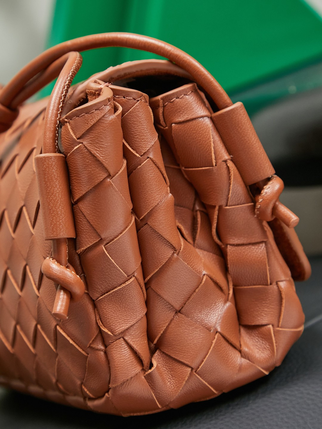 Bottega Veneta's new early spring products are here◍˃ᵕ˂◍ The super cute little bag captures my heart every time. This simple little bag that can be carried on the back at any time is really convenient. The surprise of this Notturno clutch lies in the three independent spaces inside. Babies with a lot of belongings must be able to sympathize with the tiring feeling of searching for a long time every time to find something. This divided zone design simply captures my heart.
Style number: 843893
Size: 21*11*9cm
Color: Amber photo 4