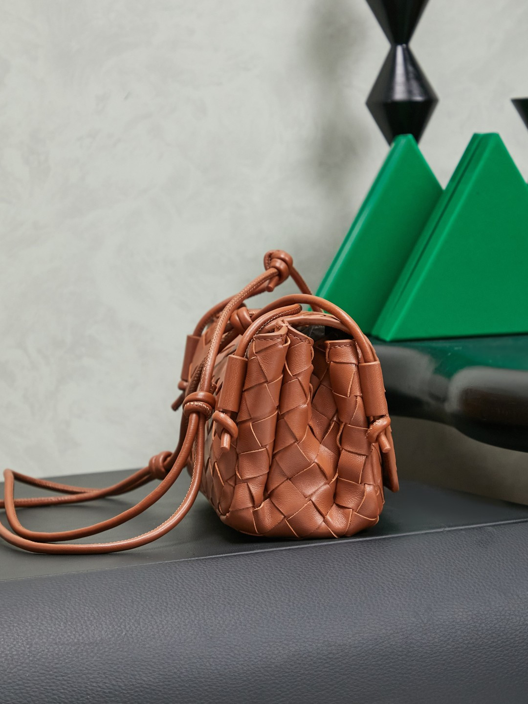 Bottega Veneta's new early spring products are here◍˃ᵕ˂◍ The super cute little bag captures my heart every time. This simple little bag that can be carried on the back at any time is really convenient. The surprise of this Notturno clutch lies in the three independent spaces inside. Babies with a lot of belongings must be able to sympathize with the tiring feeling of searching for a long time every time to find something. This divided zone design simply captures my heart.
Style number: 843893
Size: 21*11*9cm
Color: Amber photo 5