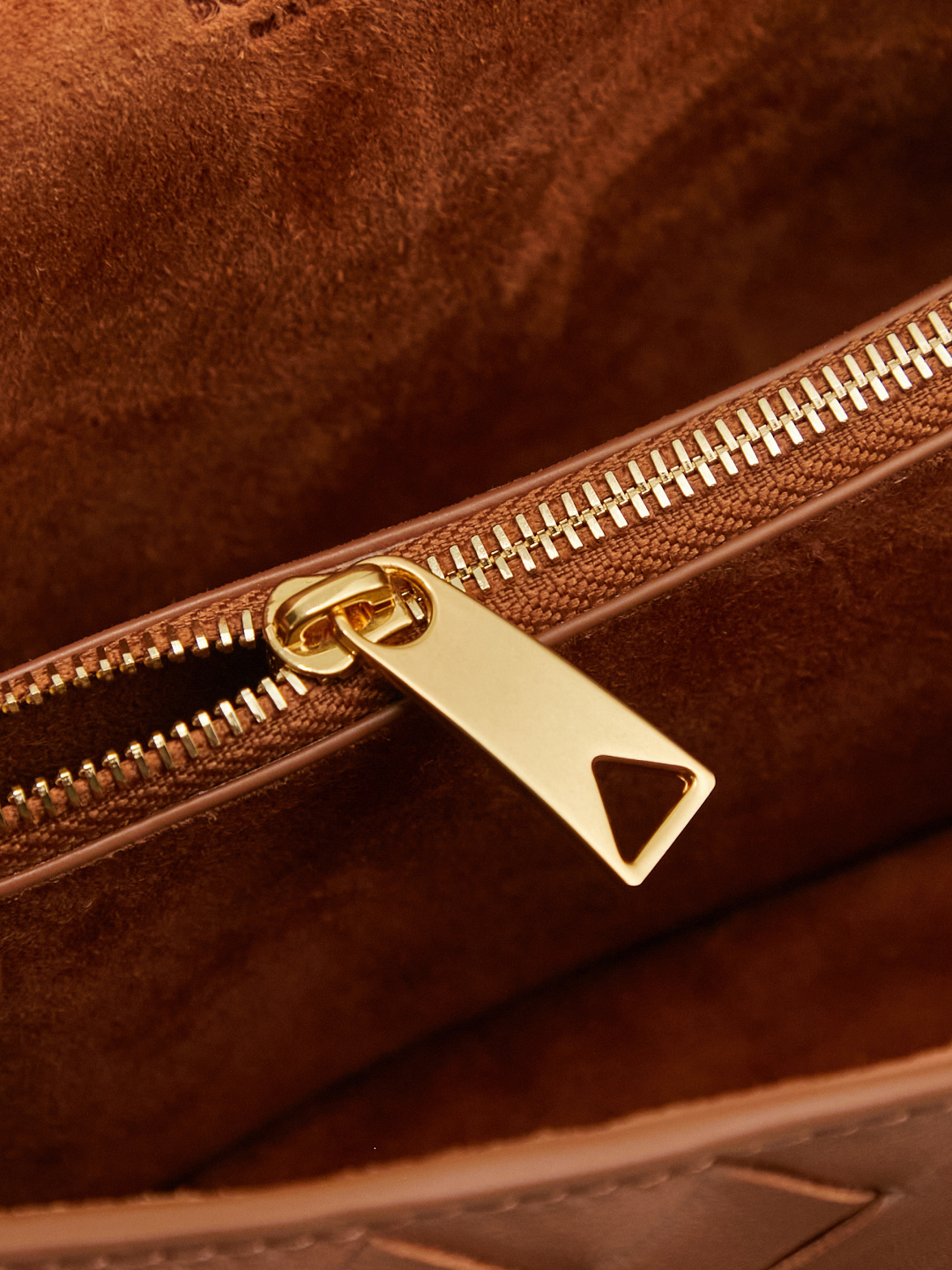 Bottega Veneta's new early spring products are here◍˃ᵕ˂◍ The super cute little bag captures my heart every time. This simple little bag that can be carried on the back at any time is really convenient. The surprise of this Notturno clutch lies in the three independent spaces inside. Babies with a lot of belongings must be able to sympathize with the tiring feeling of searching for a long time every time to find something. This divided zone design simply captures my heart.
Style number: 843893
Size: 21*11*9cm
Color: Amber photo 6