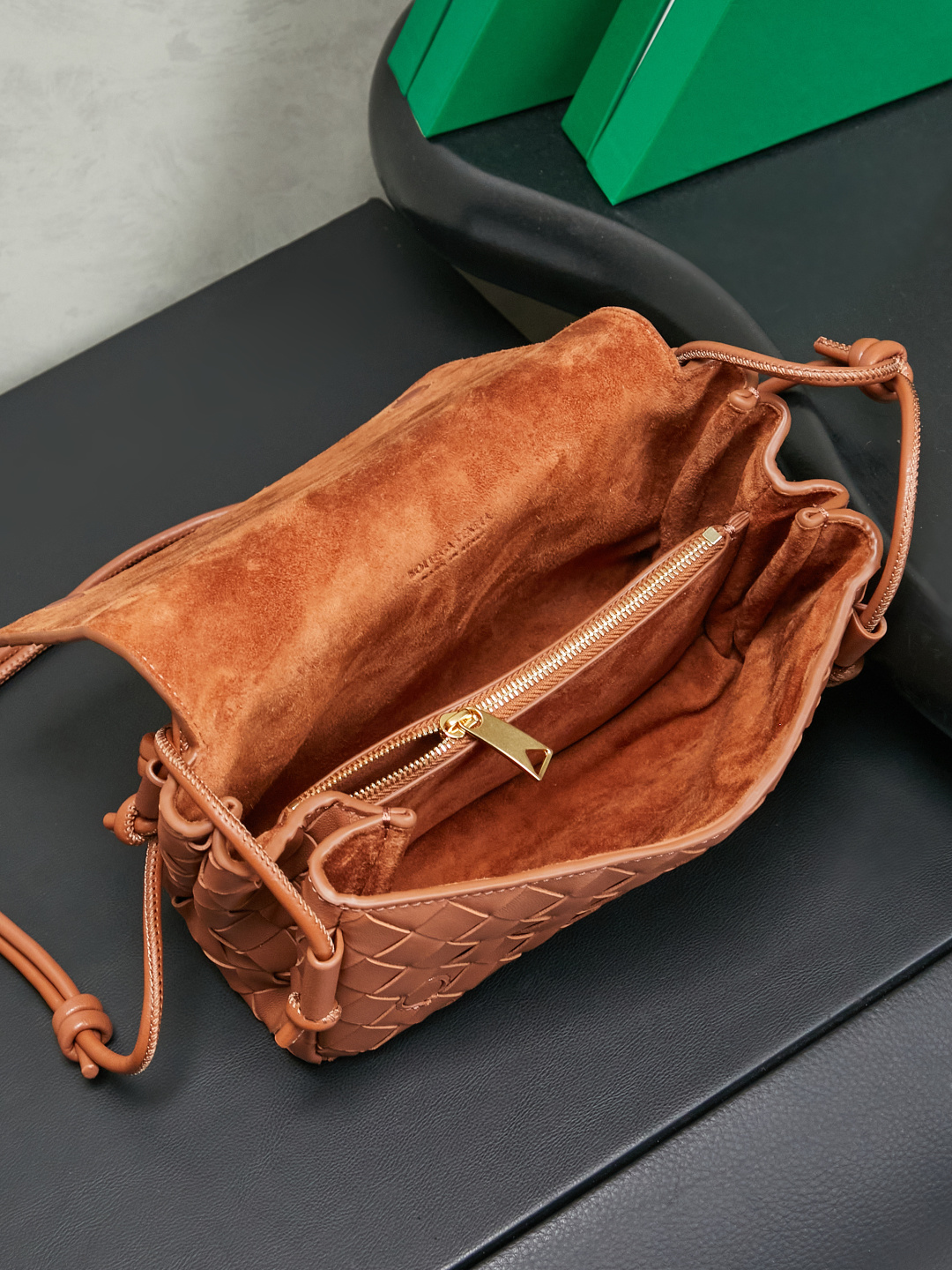 Bottega Veneta's new early spring products are here◍˃ᵕ˂◍ The super cute little bag captures my heart every time. This simple little bag that can be carried on the back at any time is really convenient. The surprise of this Notturno clutch lies in the three independent spaces inside. Babies with a lot of belongings must be able to sympathize with the tiring feeling of searching for a long time every time to find something. This divided zone design simply captures my heart.
Style number: 843893
Size: 21*11*9cm
Color: Amber photo 7