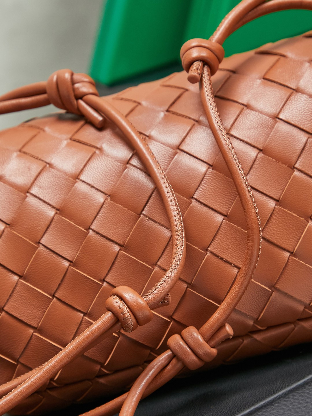 Bottega Veneta's new early spring products are here◍˃ᵕ˂◍ The super cute little bag captures my heart every time. This simple little bag that can be carried on the back at any time is really convenient. The surprise of this Notturno clutch lies in the three independent spaces inside. Babies with a lot of belongings must be able to sympathize with the tiring feeling of searching for a long time every time to find something. This divided zone design simply captures my heart.
Style number: 843893
Size: 21*11*9cm
Color: Amber photo 9