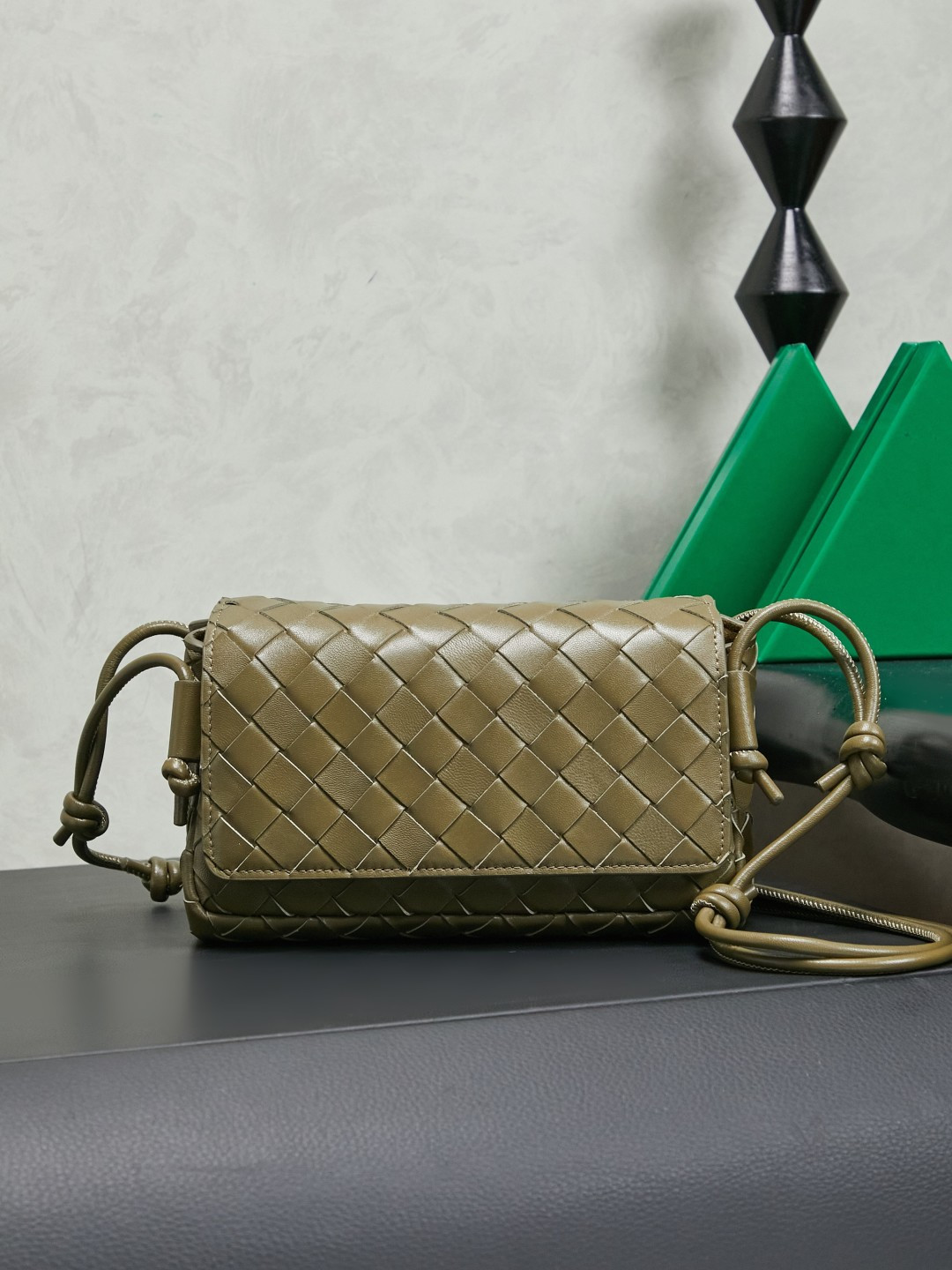 Bottega Veneta's new early spring products are here◍˃ᵕ˂◍ The super cute little bag captures my heart every time. This simple little bag that can be carried on the back at any time is really convenient. The surprise of this Notturno clutch lies in the three independent spaces inside. Babies with a lot of belongings must be able to sympathize with the tiring feeling of searching for a long time every time to find something. This divided zone design simply captures my heart.
Style number: 843893
Size: 21*11*9cm
Color: earthy brown