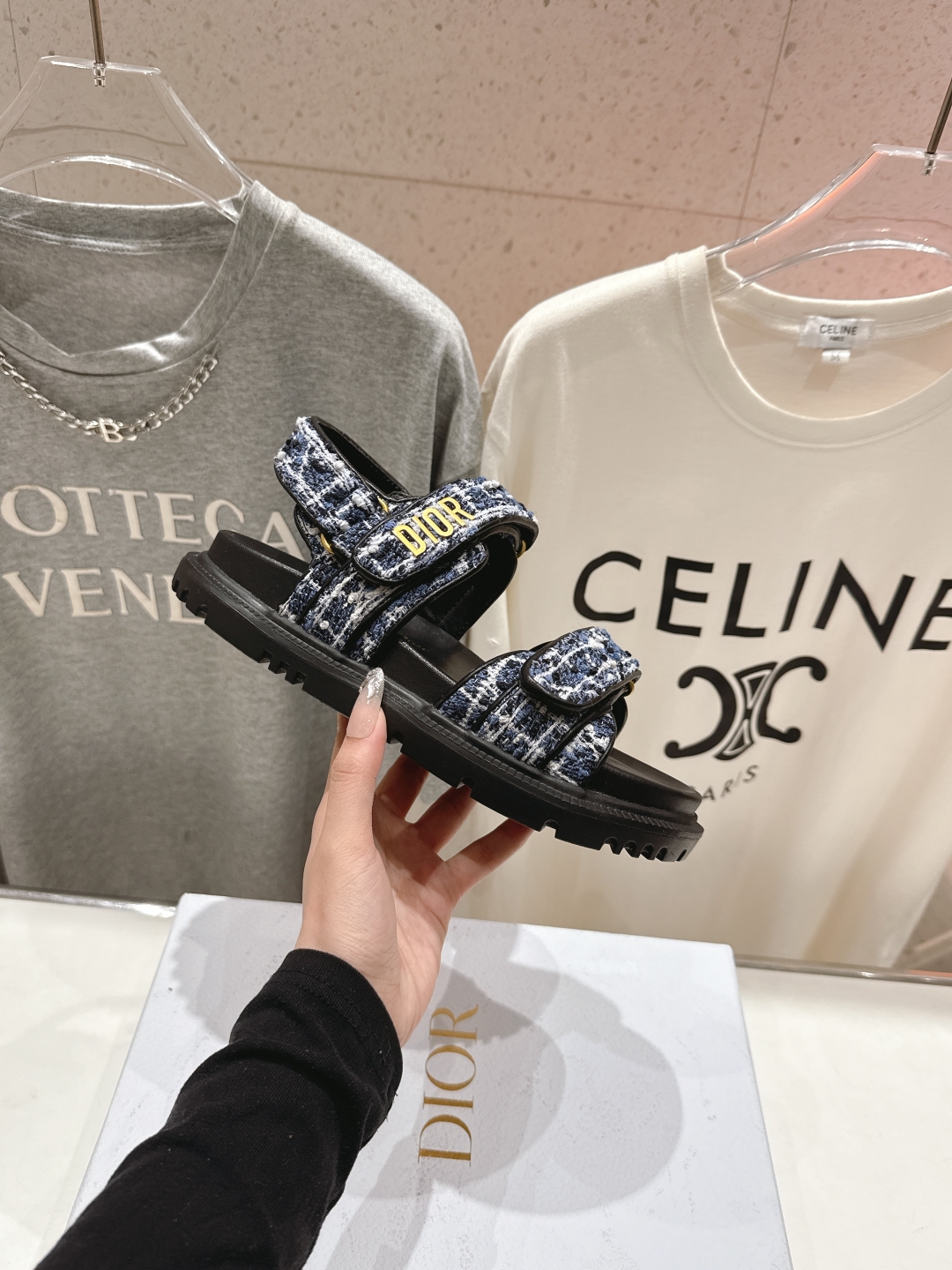 高版本出厂 
【高品质】Dior*迪奥D家2025ss春夏新款魔术贴沙滩凉鞋～
经典版型 搭配贴合脚型的