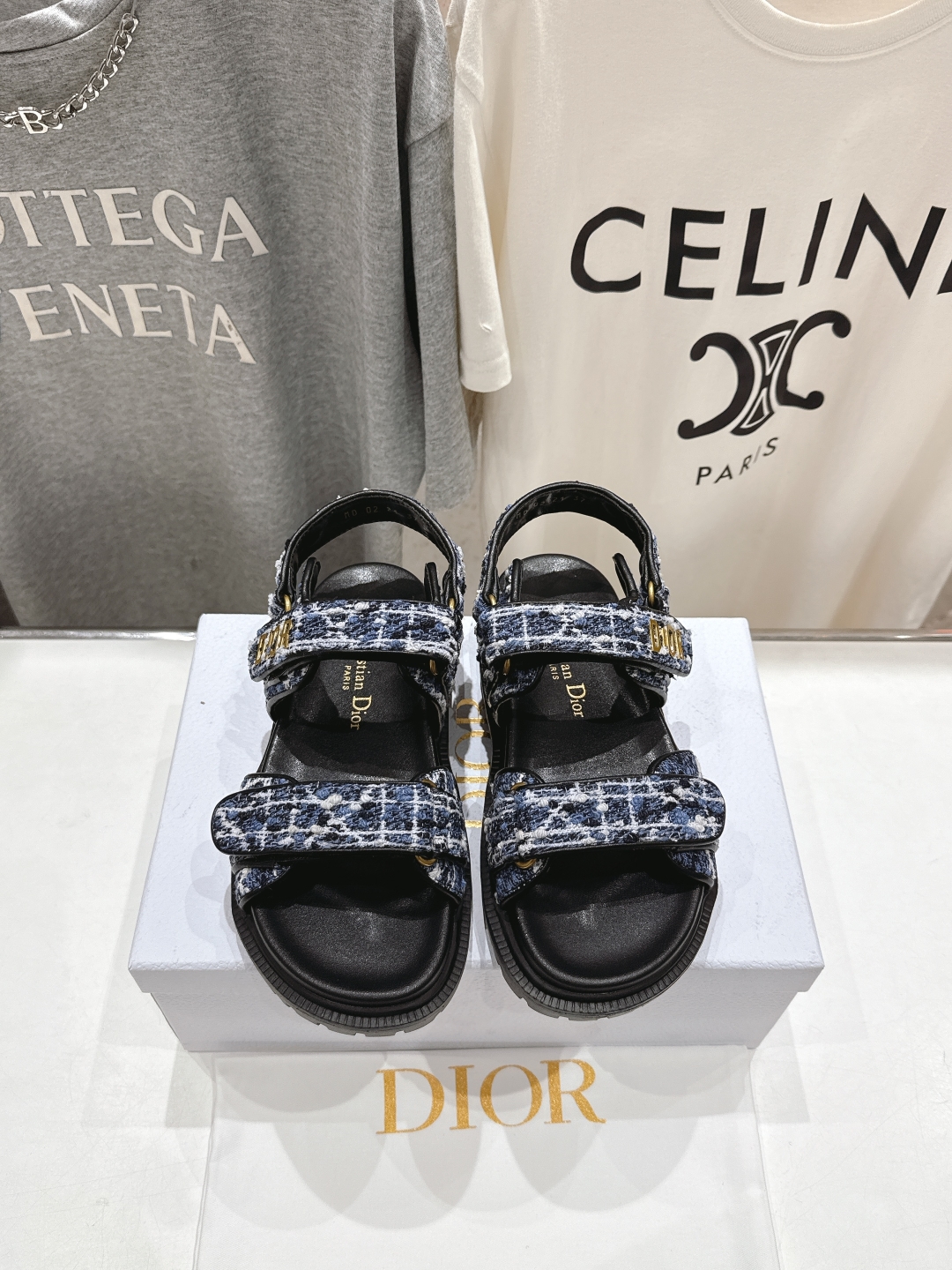 高版本出厂 
【高品质】Dior*迪奥D家2025ss春夏新款魔术贴沙滩凉鞋～
经典版型 搭配贴合脚型的