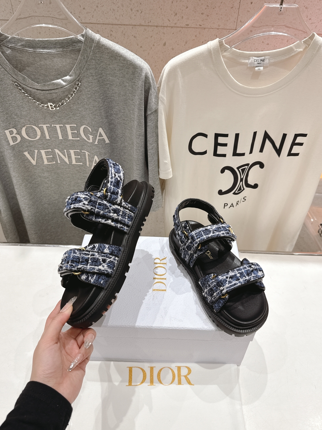 高版本出厂 
【高品质】Dior*迪奥D家2025ss春夏新款魔术贴沙滩凉鞋～
经典版型 搭配贴合脚型的