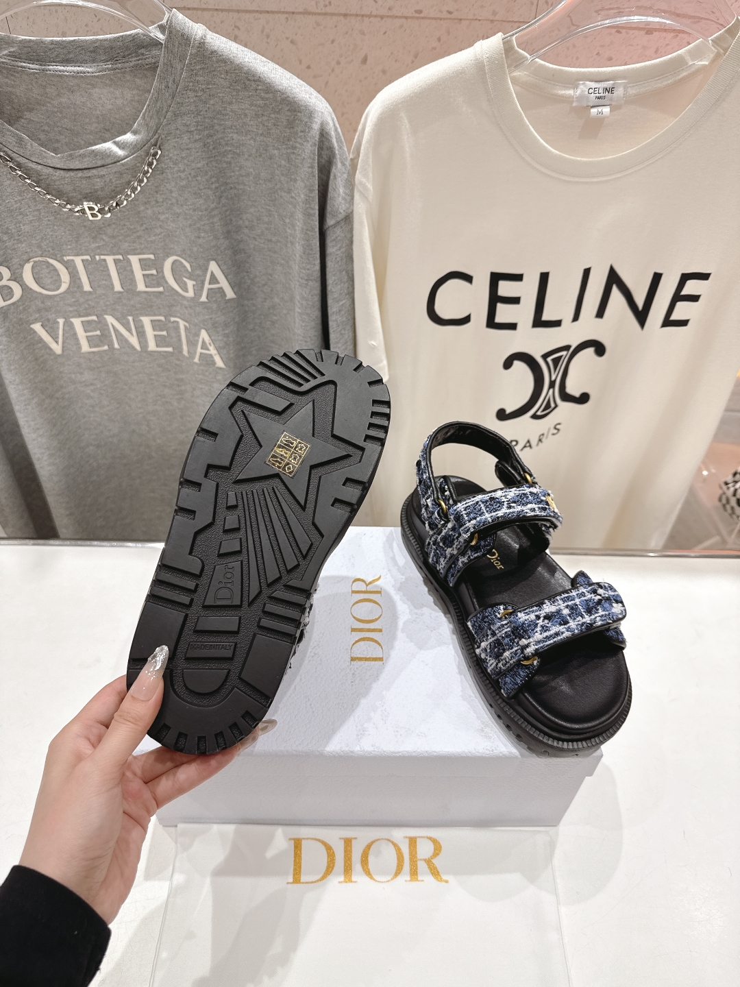 高版本出厂 
【高品质】Dior*迪奥D家2025ss春夏新款魔术贴沙滩凉鞋～
经典版型 搭配贴合脚型的