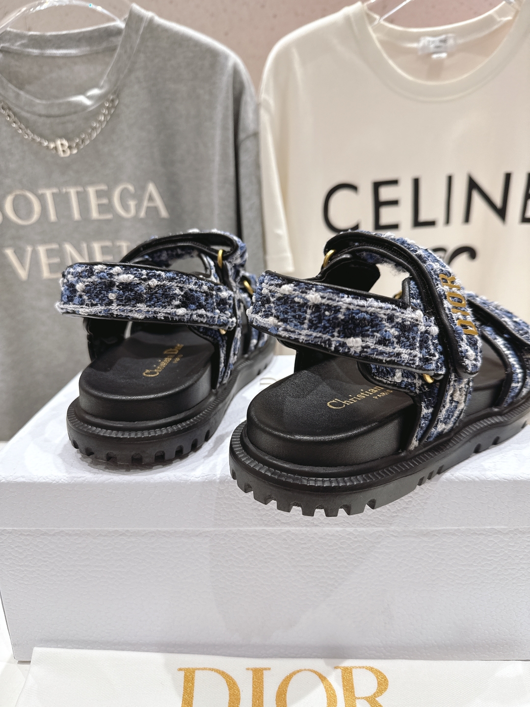 高版本出厂 
【高品质】Dior*迪奥D家2025ss春夏新款魔术贴沙滩凉鞋～
经典版型 搭配贴合脚型的