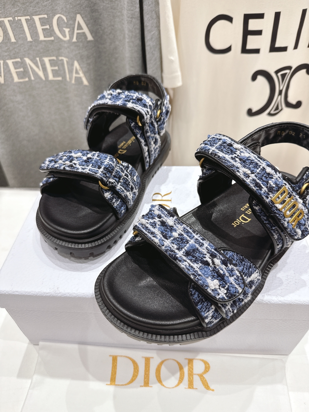 高版本出厂 
【高品质】Dior*迪奥D家2025ss春夏新款魔术贴沙滩凉鞋～
经典版型 搭配贴合脚型的