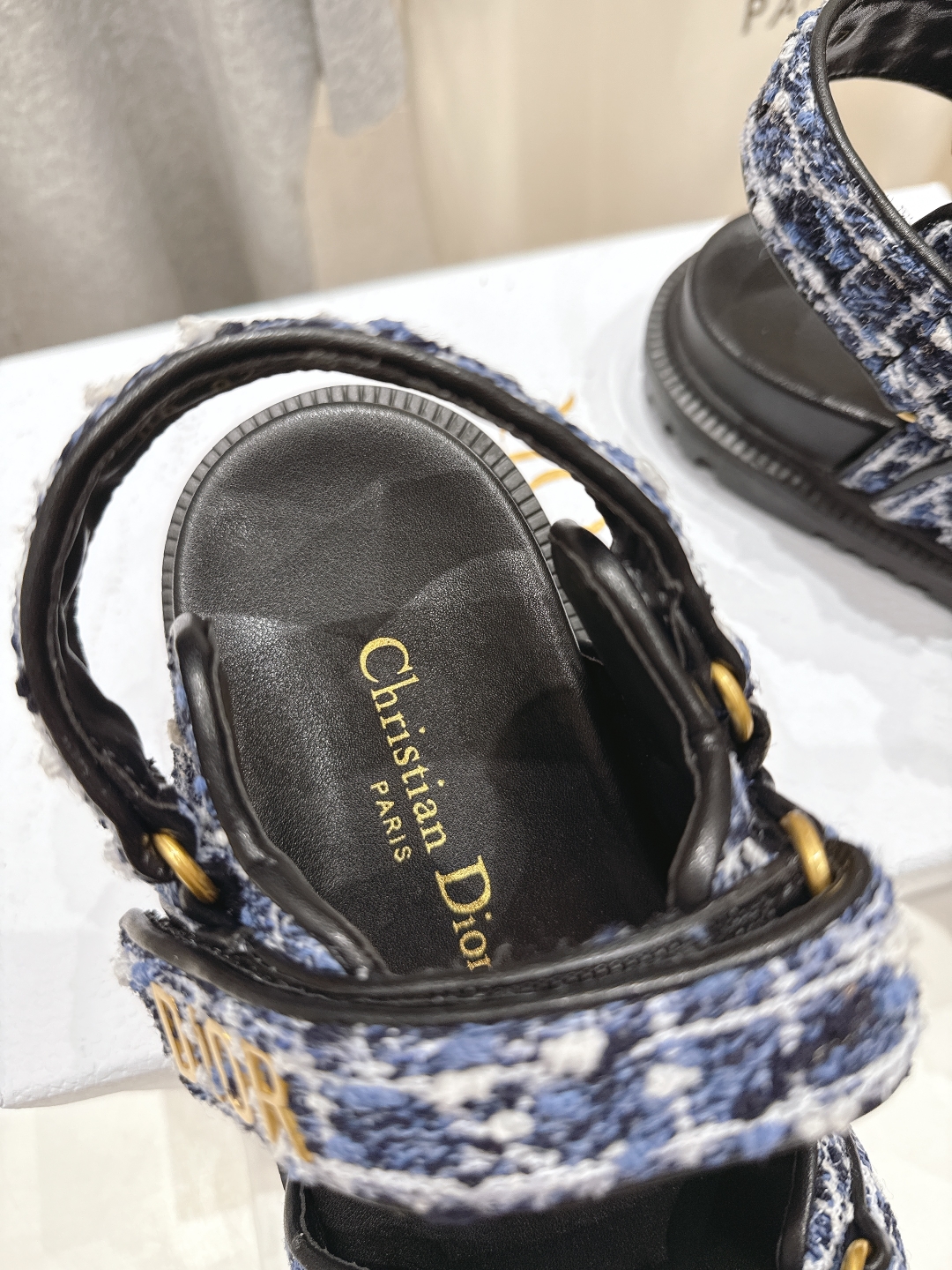 高版本出厂 
【高品质】Dior*迪奥D家2025ss春夏新款魔术贴沙滩凉鞋～
经典版型 搭配贴合脚型的