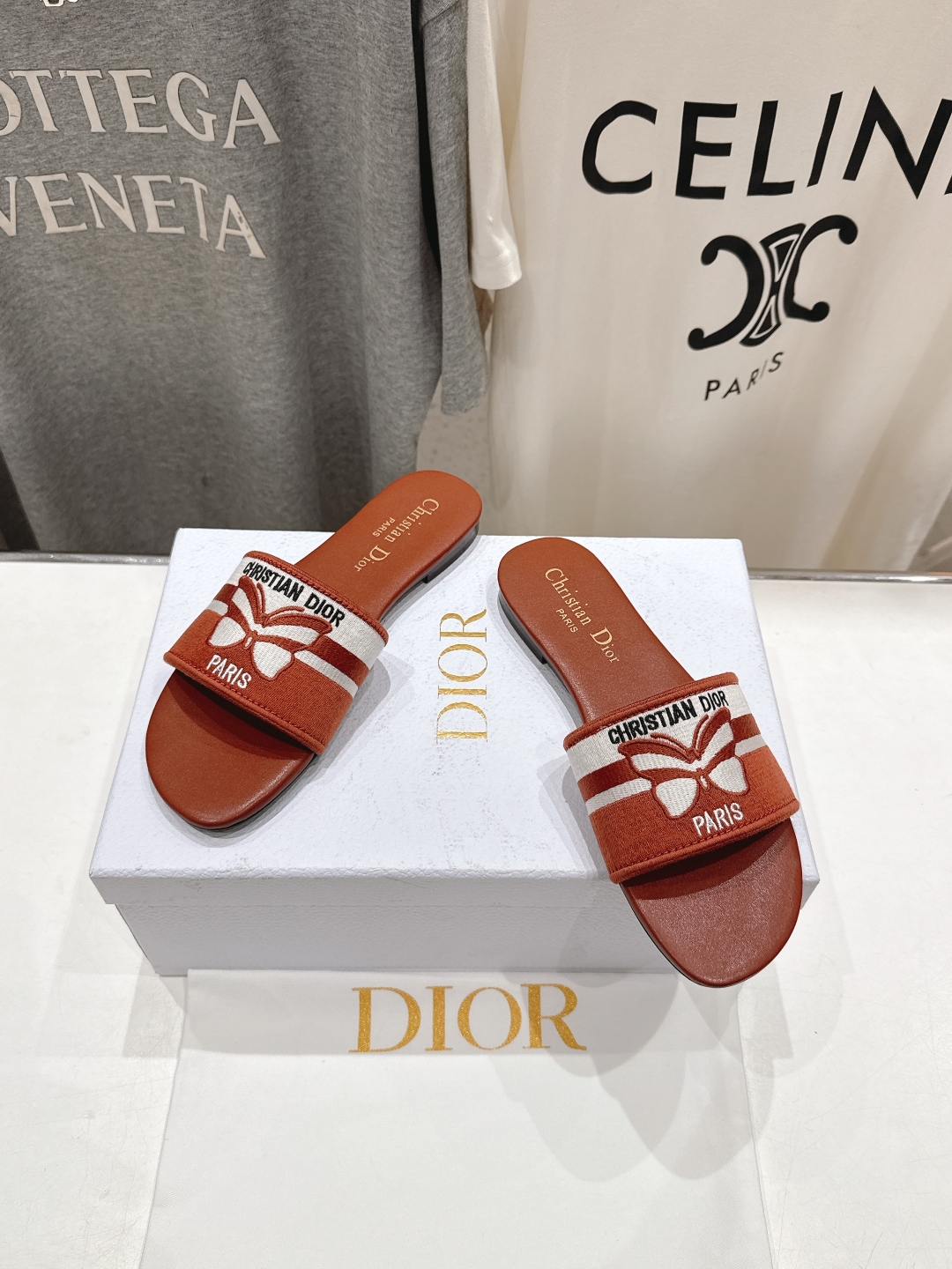 高版本出厂
  Dior*迪奥D家2025ss春夏新款仙女风厚底拖鞋

11原版复刻 市面上最高版本 各