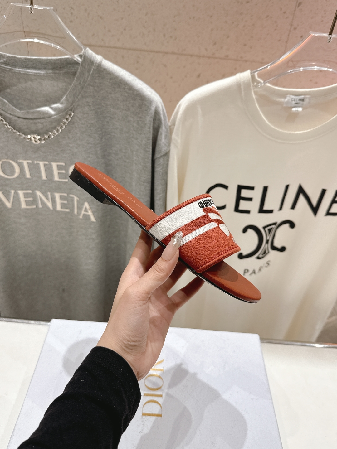 高版本出厂
  Dior*迪奥D家2025ss春夏新款仙女风厚底拖鞋

11原版复刻 市面上最高版本 各