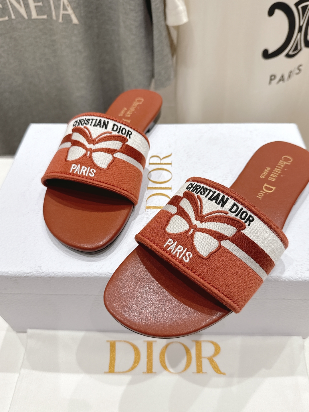 高版本出厂
  Dior*迪奥D家2025ss春夏新款仙女风厚底拖鞋

11原版复刻 市面上最高版本 各